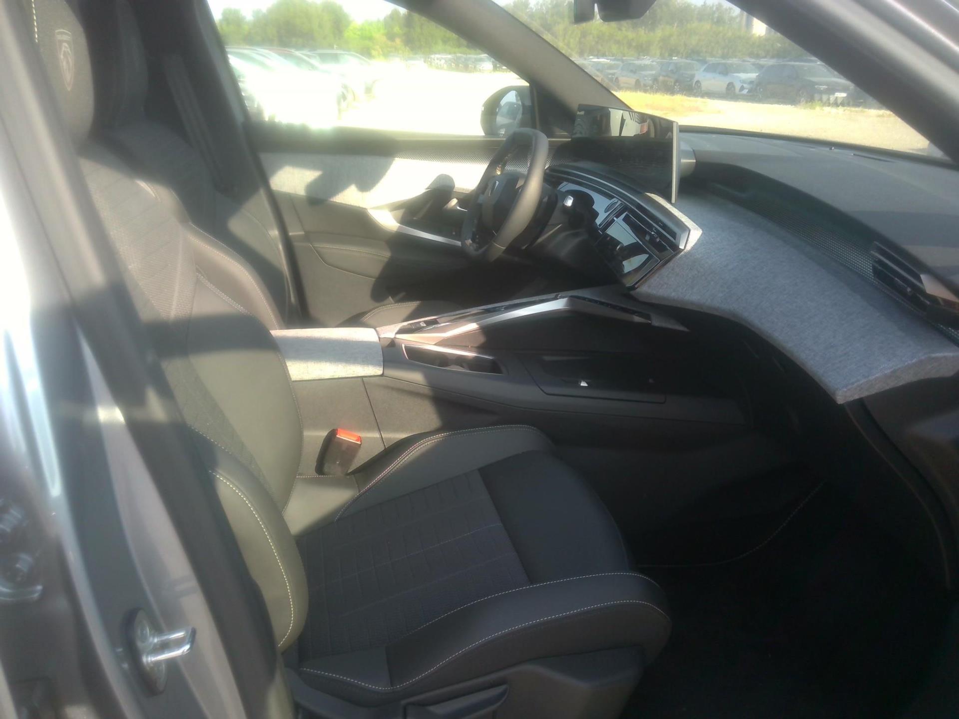 Peugeot 5008 Hybrid 136 e-DCS6 GT 2025
