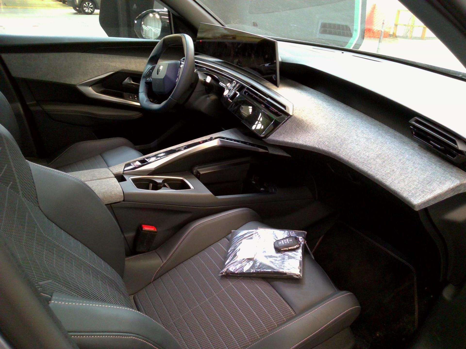 Peugeot 3008 Hybrid 136 e-DCS6 Allure 2024