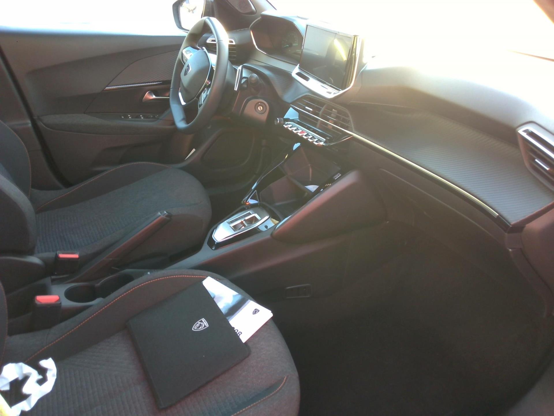 Peugeot 2008 Hybrid 136 e-DCS6 Style 2025