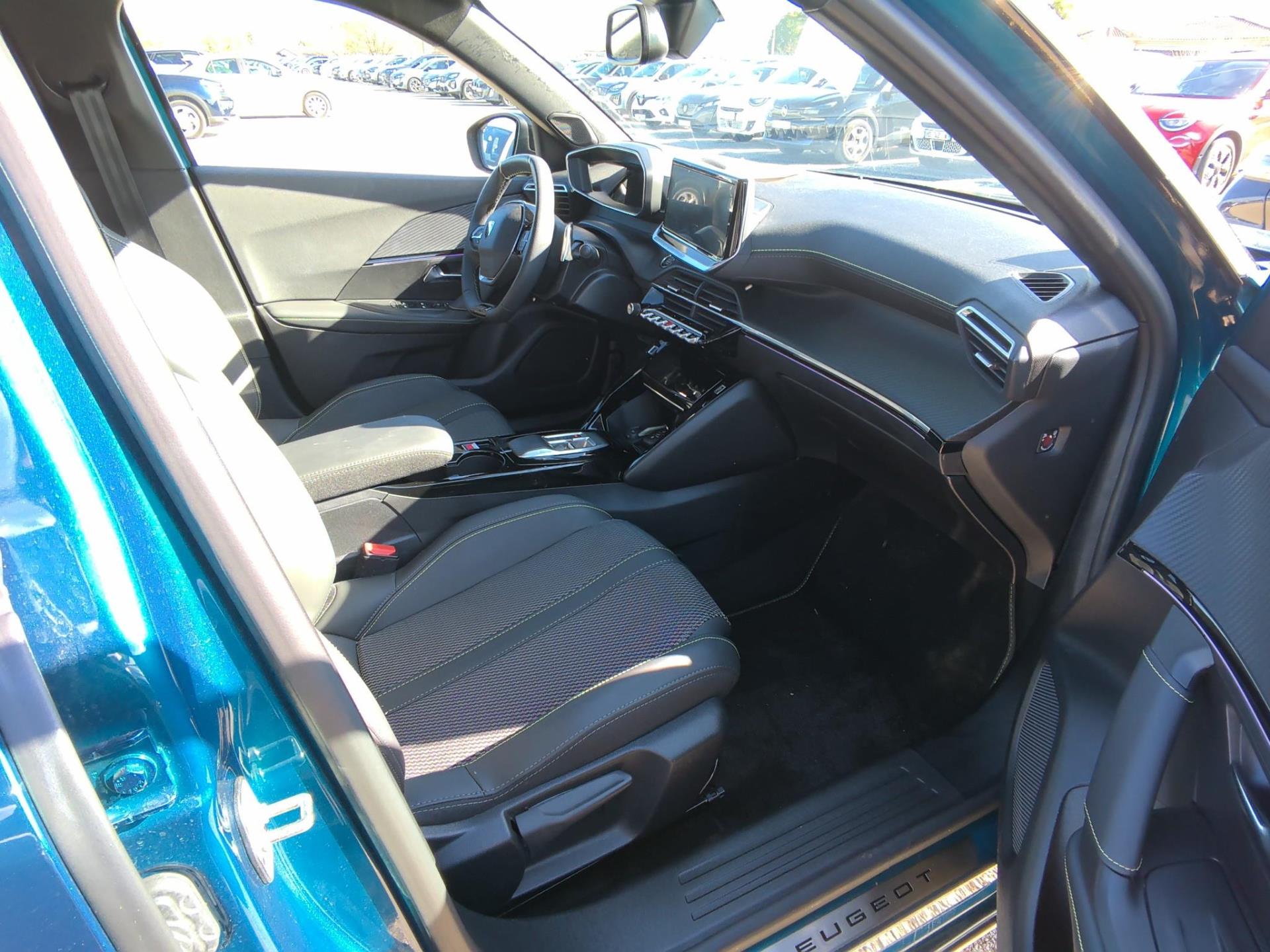 Peugeot 2008 Hybrid 136 e-DCS6 GT 2025
