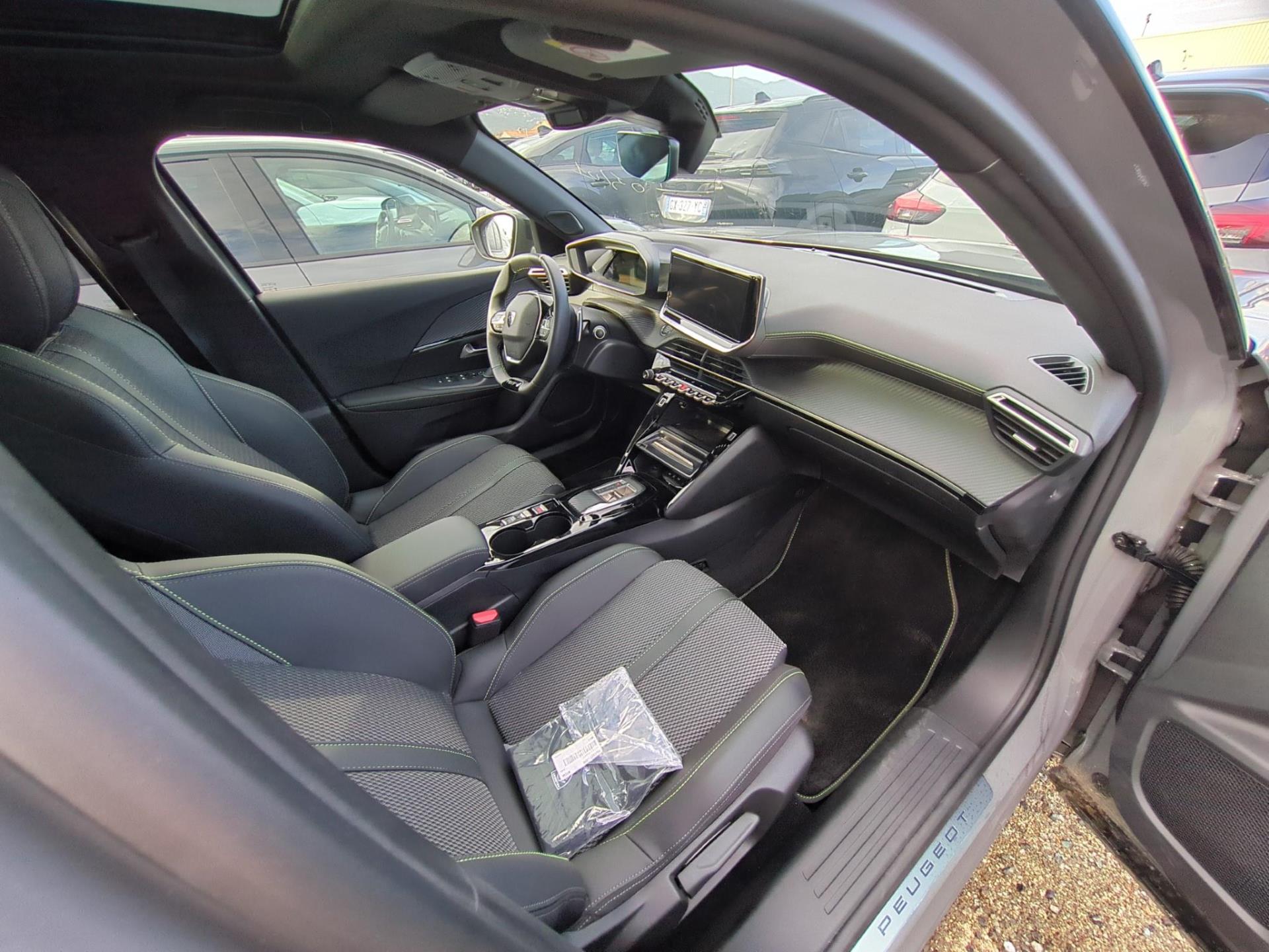Peugeot 2008 Hybrid 136 e-DCS6 GT 2024