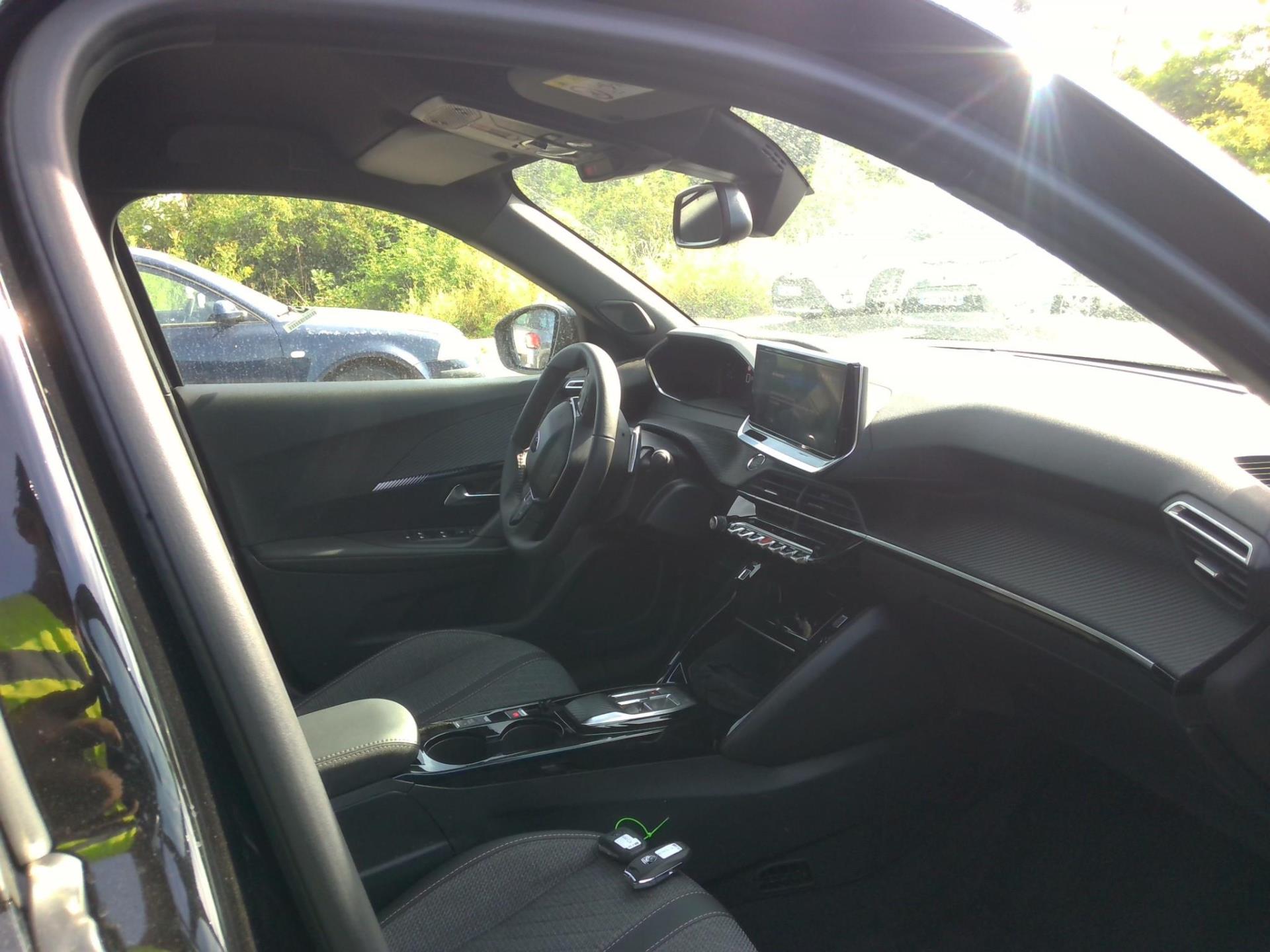 Peugeot 2008 Hybrid 136 e-DCS6 Allure 2025