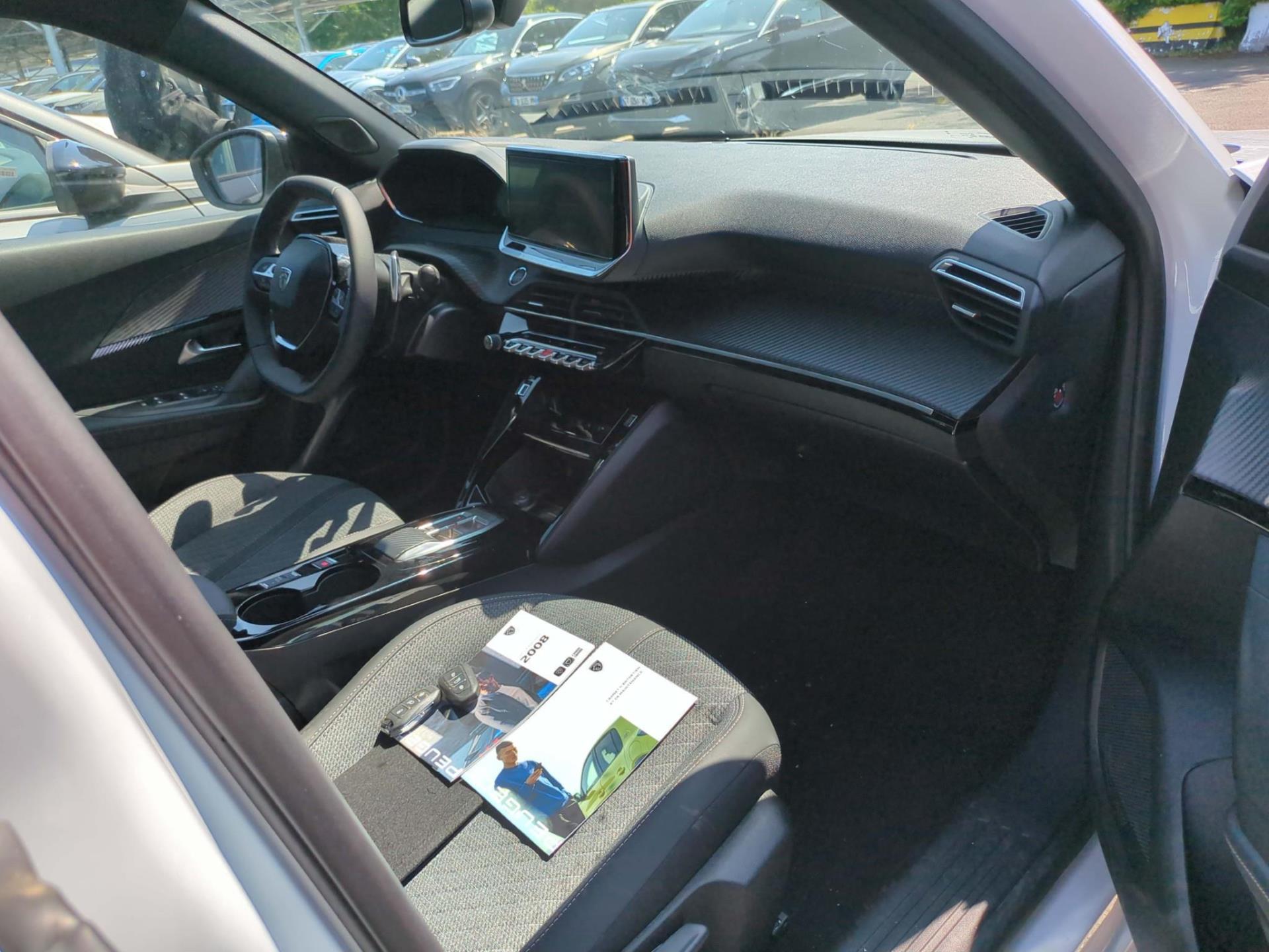 Peugeot 2008 Hybrid 136 e-DCS6 Allure 2025