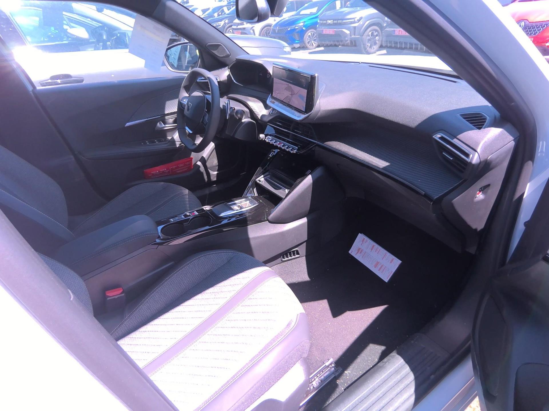 Peugeot 2008 Hybrid 136 e-DCS6 Allure 2025