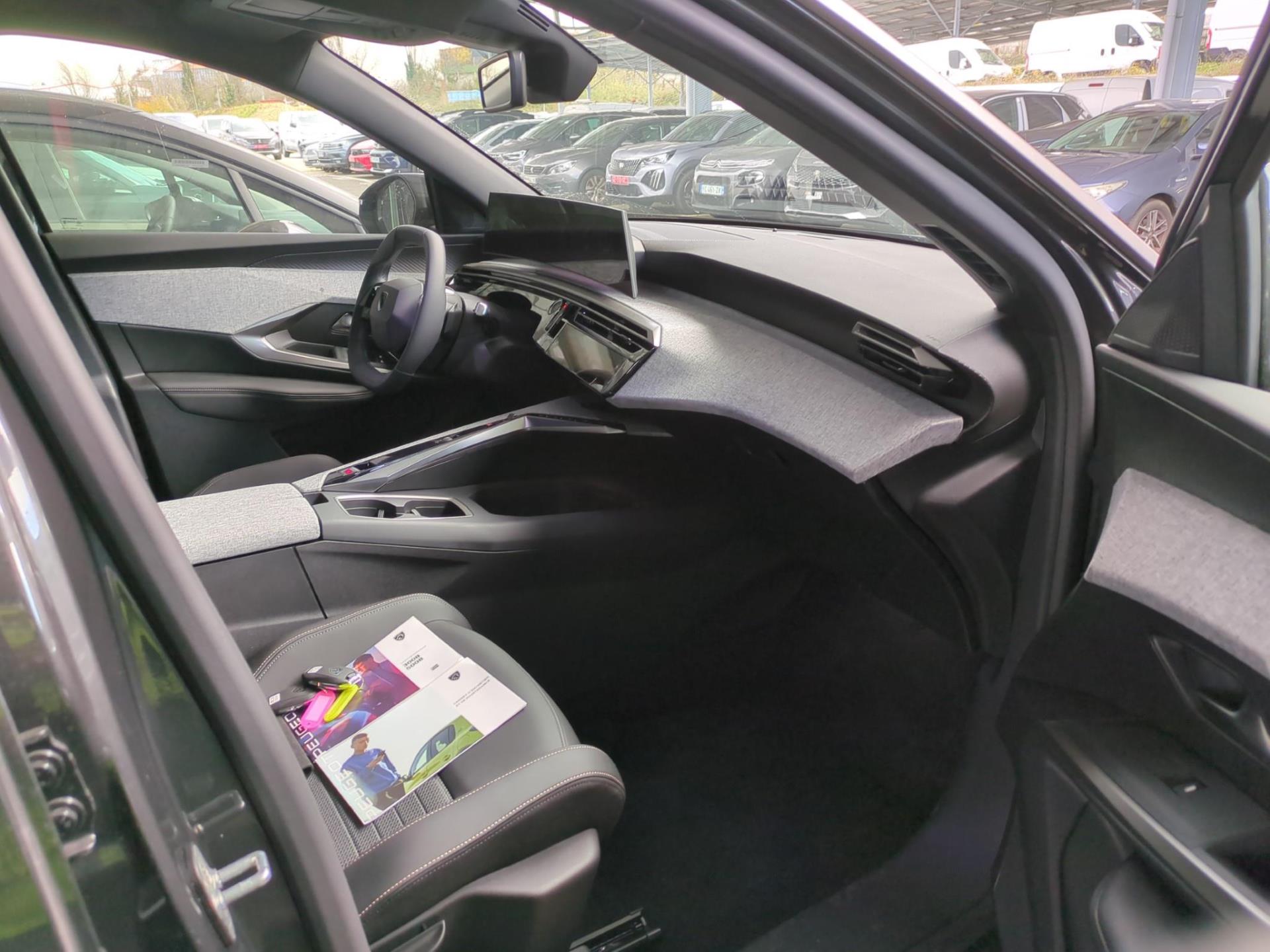 Peugeot 5008 Hybrid 136 e-DCS6 Allure 2024