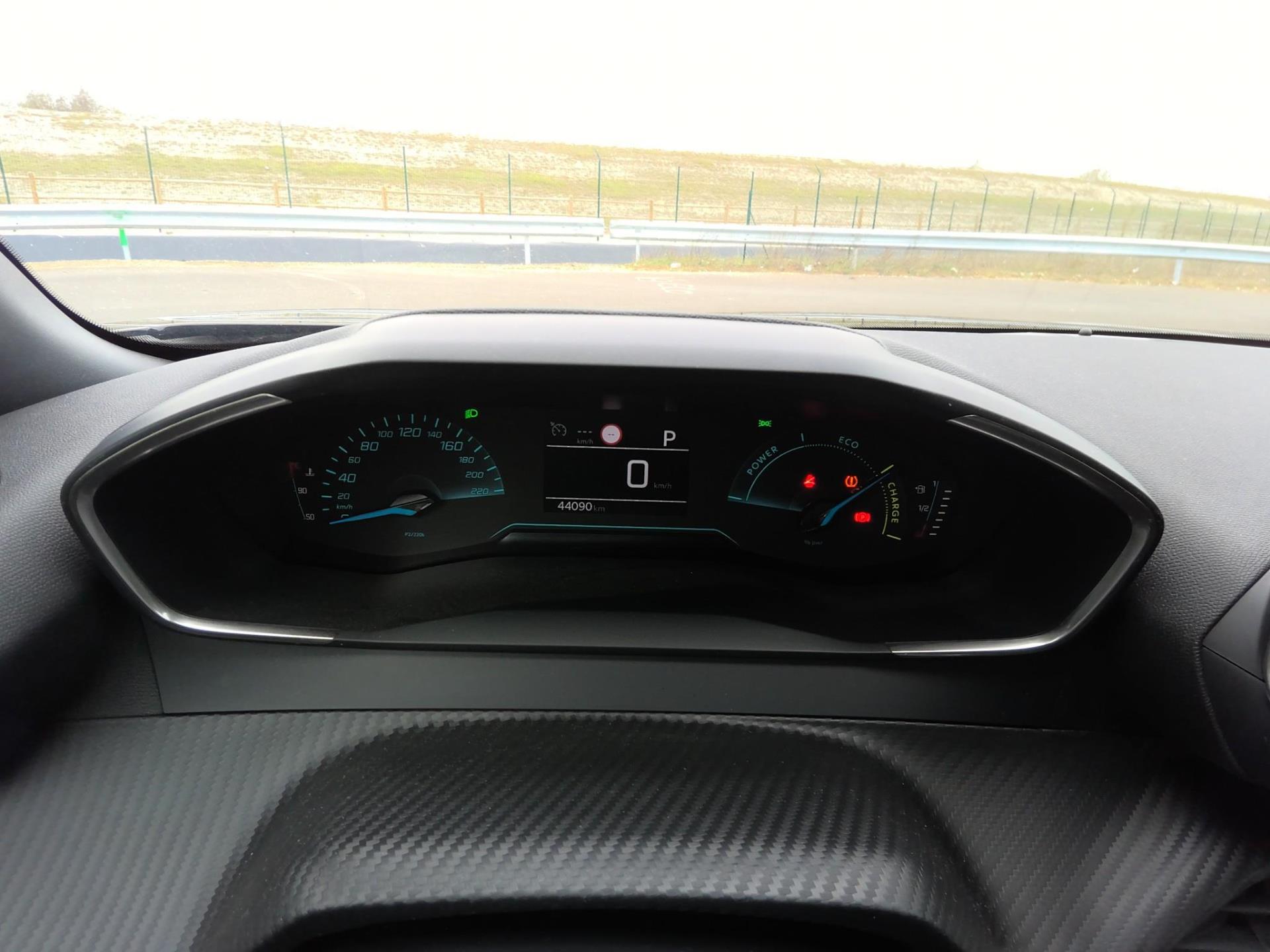 Peugeot 2008 Hybrid 136 e-DCS6 Style 2025