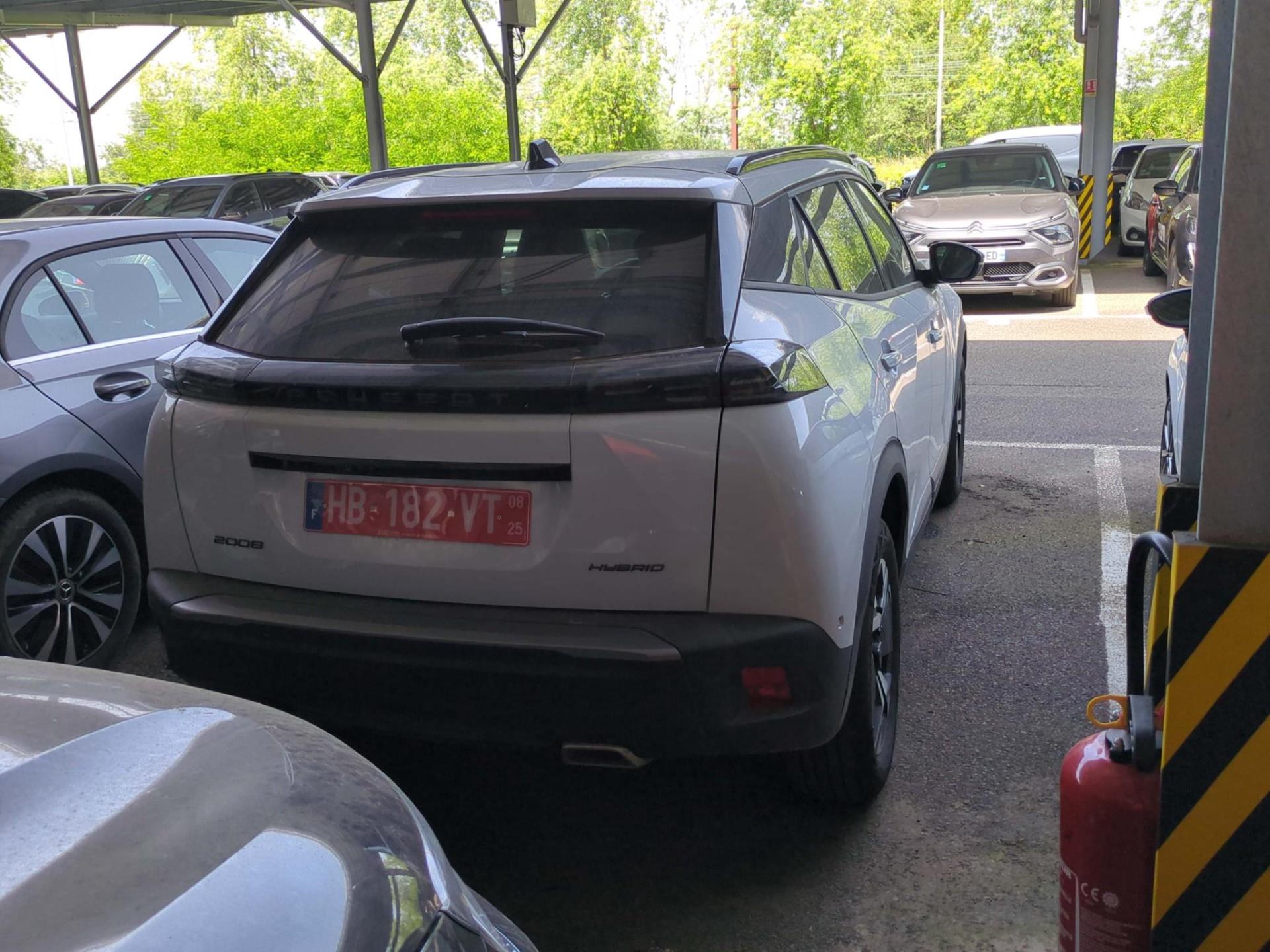 Peugeot 2008 Hybrid 136 e-DCS6 Allure 2025