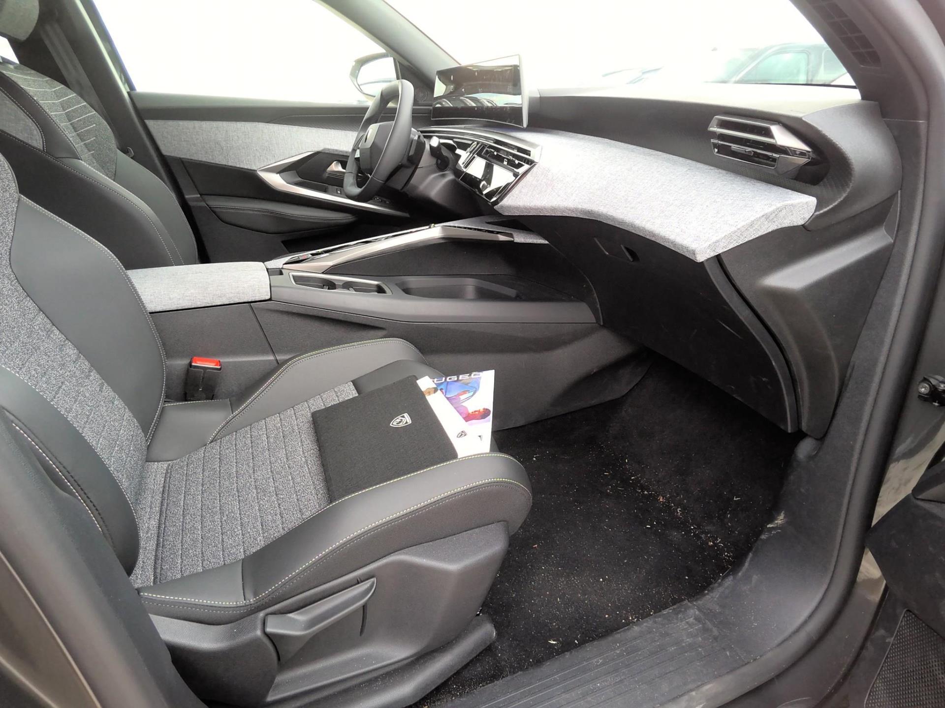 Peugeot 5008 Hybrid 136 e-DCS6 Allure 2025