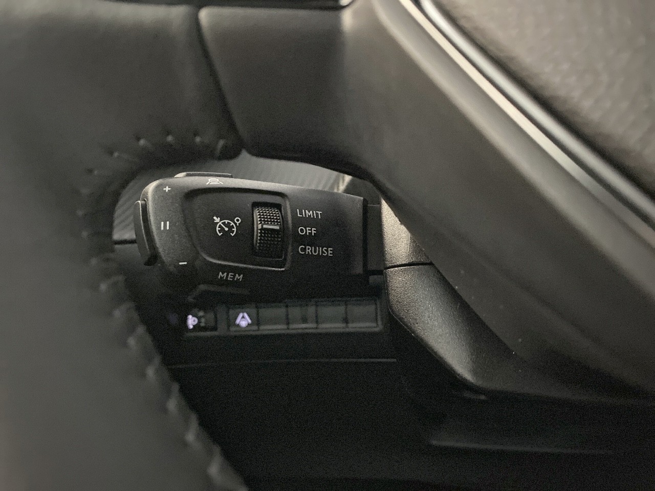 Peugeot 2008 Hybrid 136 e-DCS6 Allure 2024