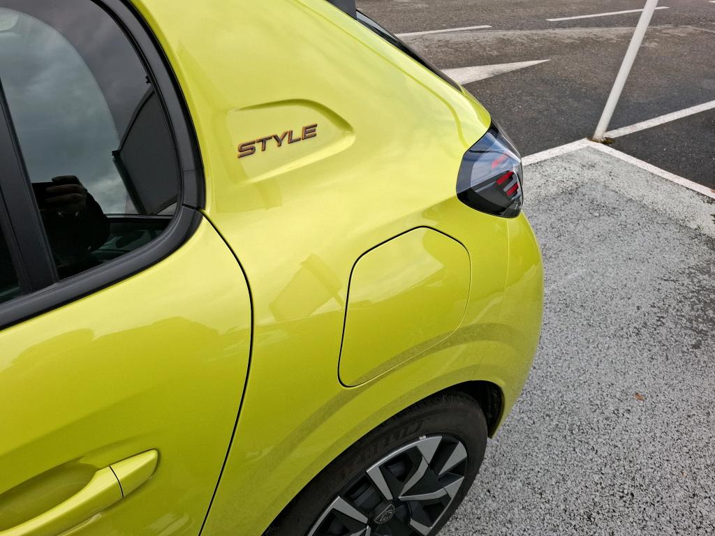 Peugeot 208 Hybrid 100 e-DCS6 Style 2025