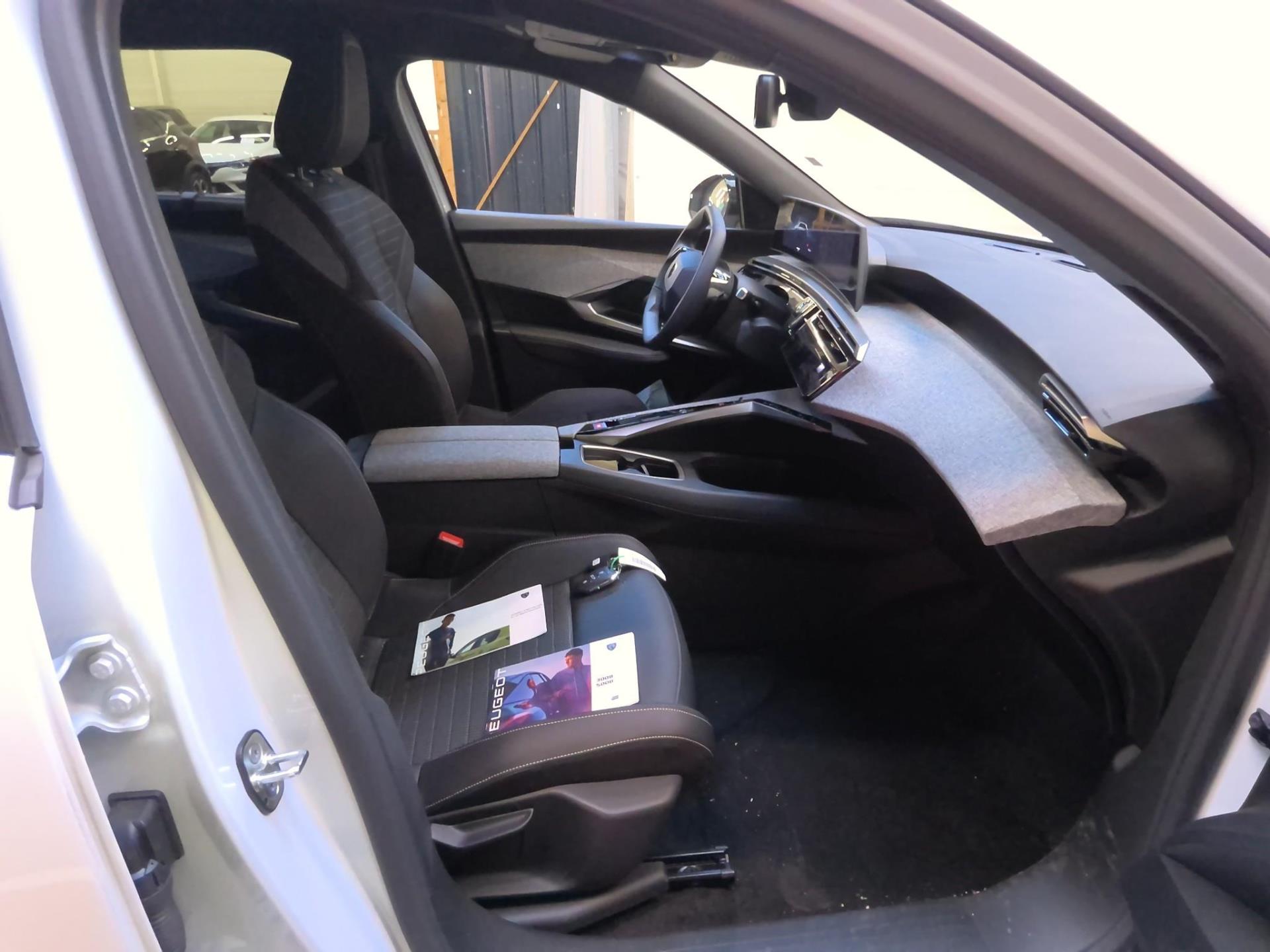 Peugeot 5008 Hybrid 136 e-DCS6 Allure 2024