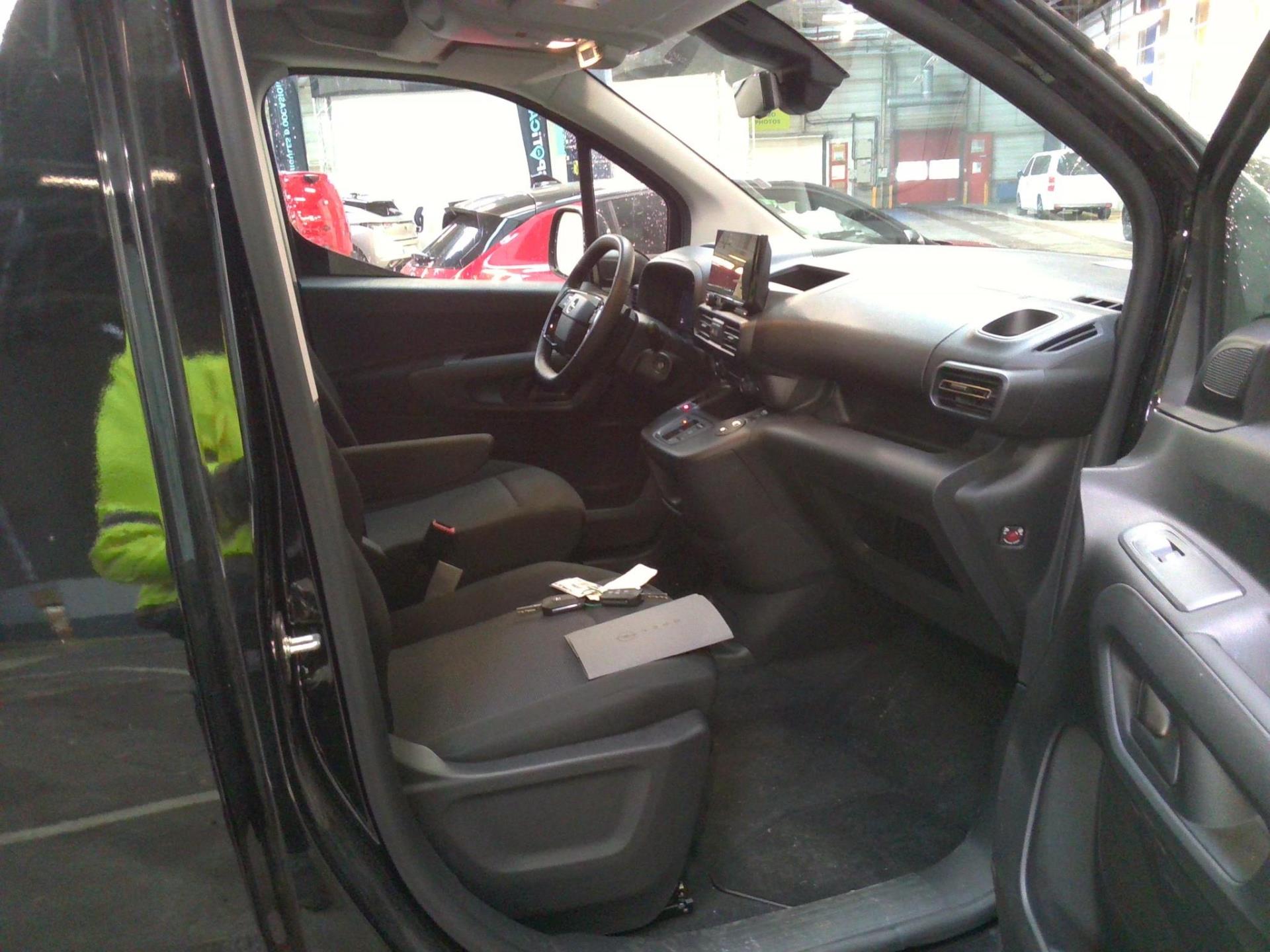Opel COMBO-E CARGO M 800 KG ELECTRIQUE 100 KW BATTERIE 51 KWH 2024