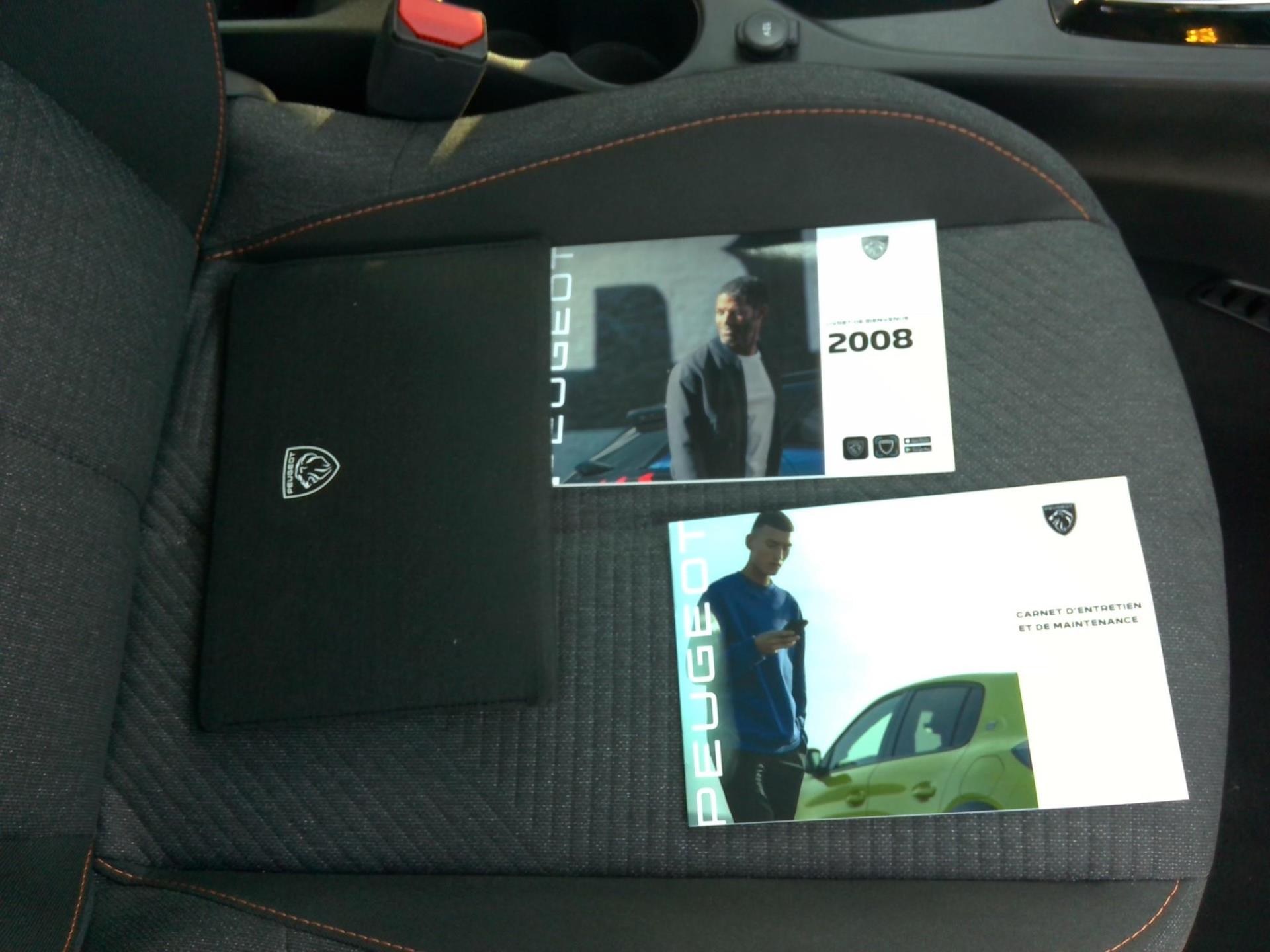 Peugeot 2008 Hybrid 136 e-DCS6 Style 2025