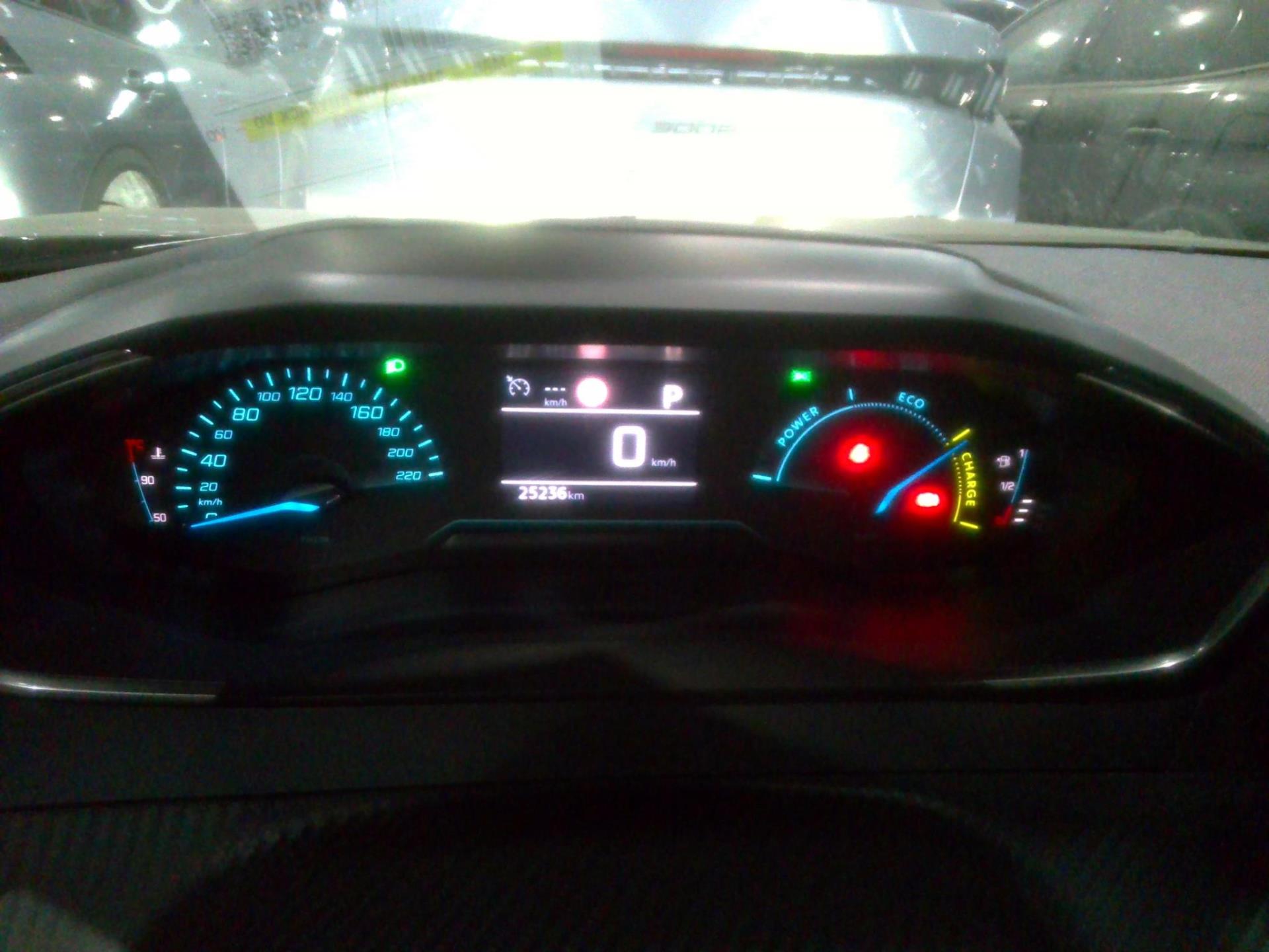 Peugeot 2008 Hybrid 136 e-DCS6 Style 2025