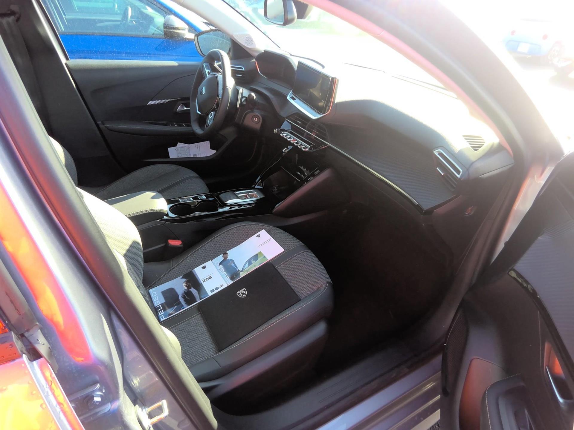 Peugeot 208 Hybrid 100 e-DCS6 Allure 2025