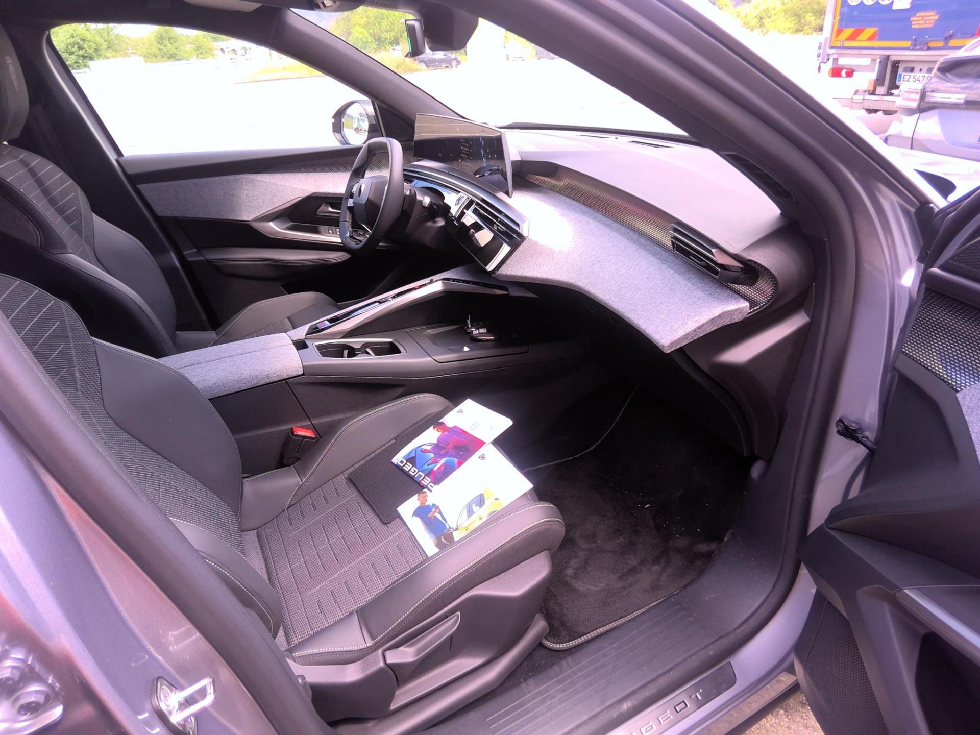 Peugeot 5008 Hybrid 136 e-DCS6 GT 2025