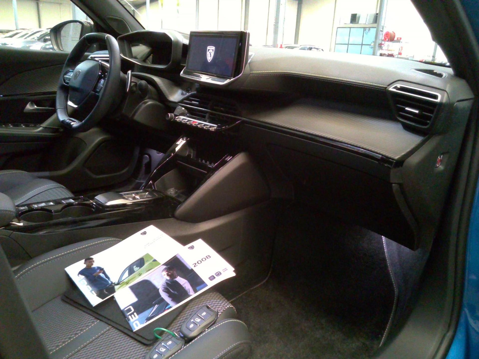 Peugeot 2008 Hybrid 136 e-DCS6 GT 2025