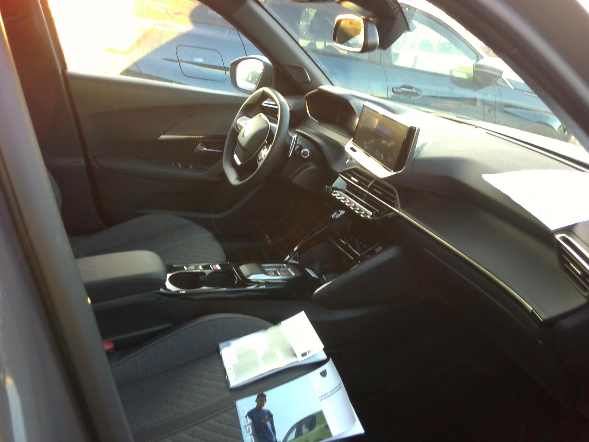 Peugeot 2008 Hybrid 136 e-DCS6 Allure 2024