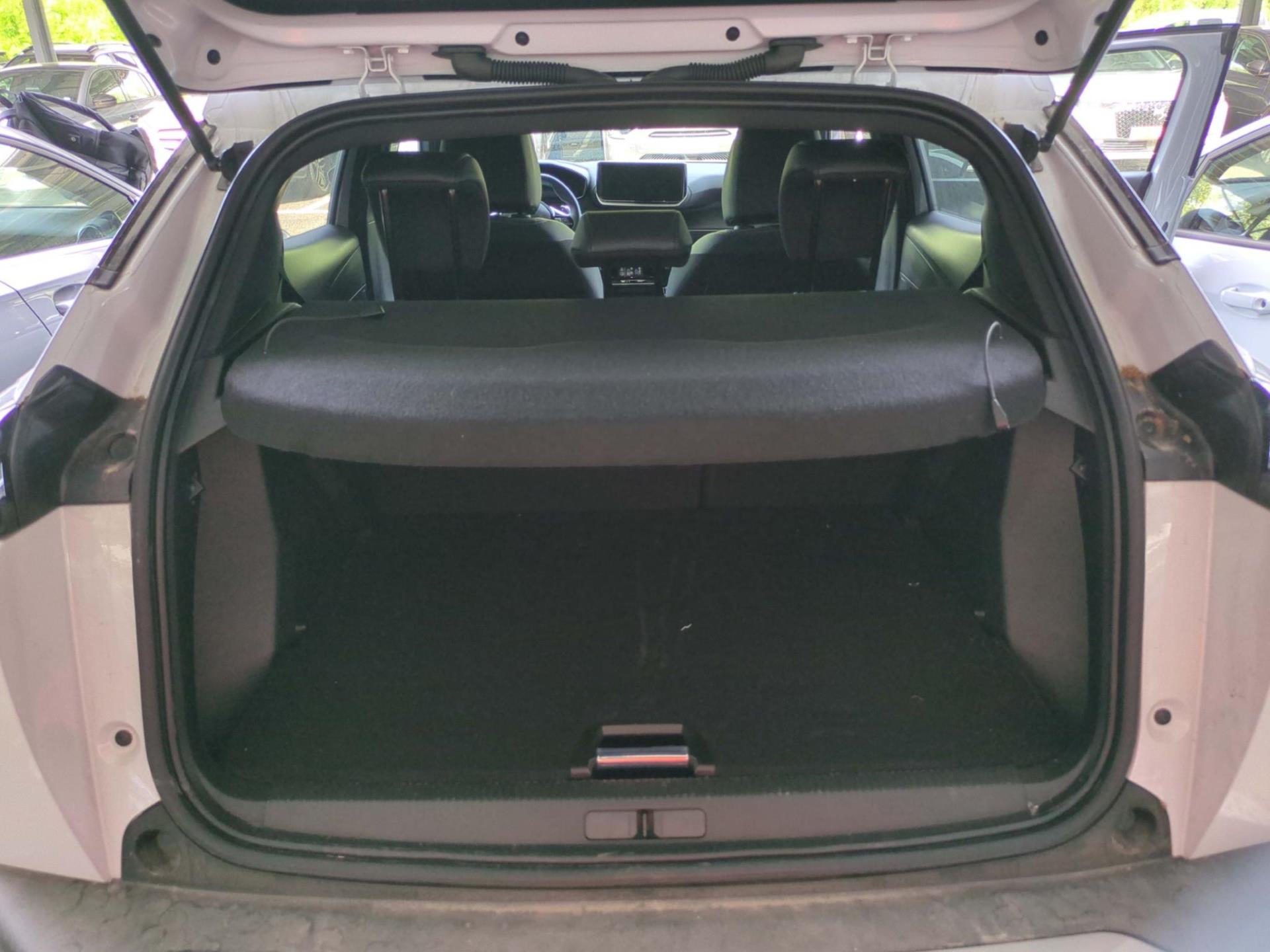 Peugeot 2008 Hybrid 136 e-DCS6 Allure 2025