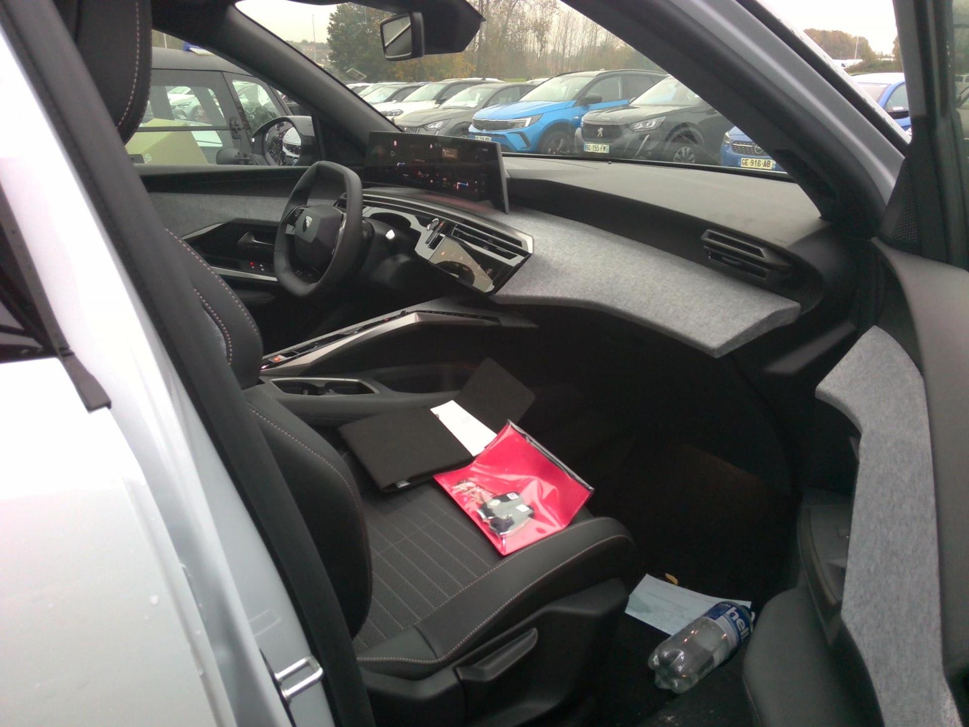 Peugeot 5008 Hybrid 136 e-DCS6 Allure 2024
