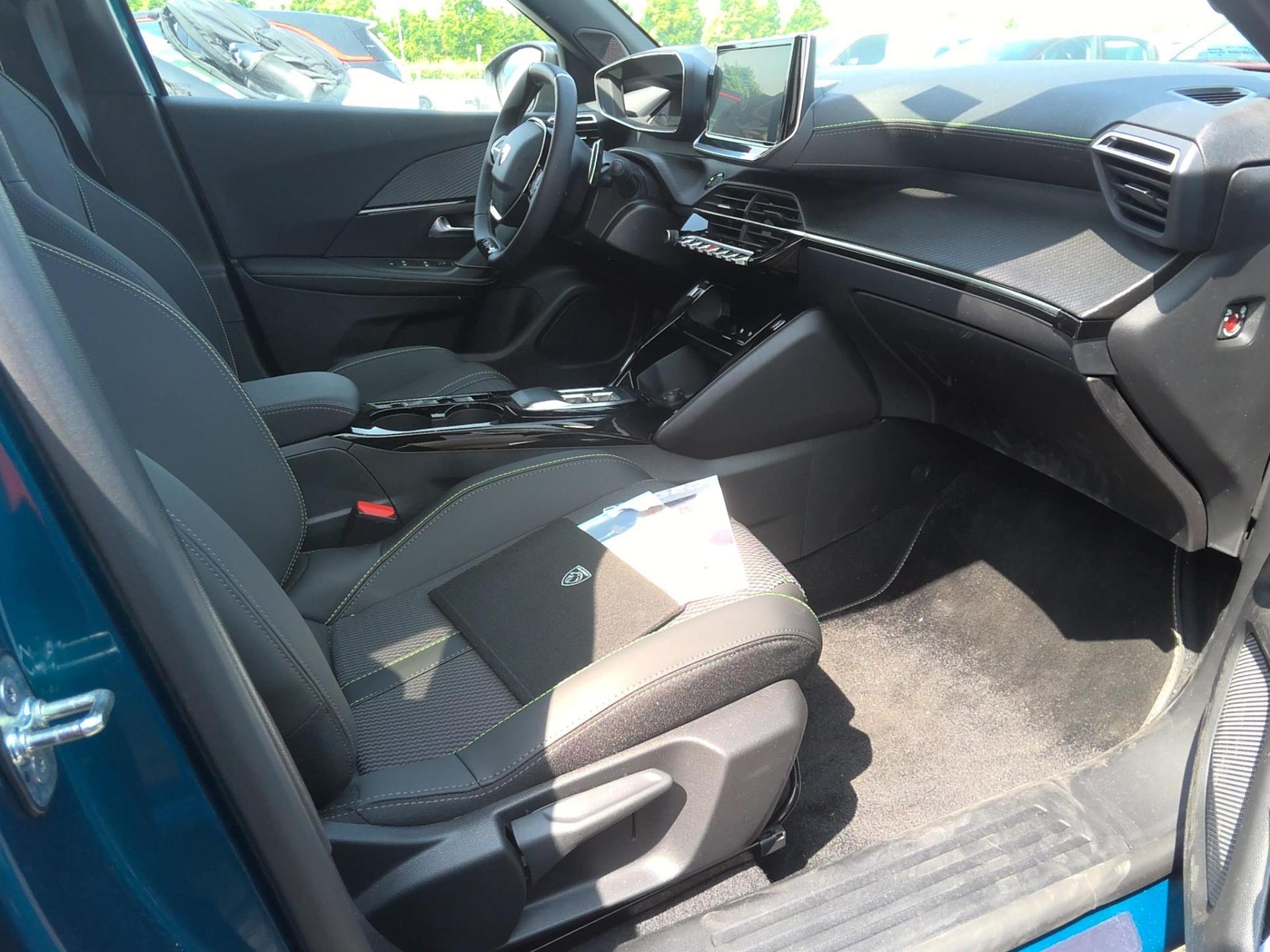 Peugeot 2008 Hybrid 136 e-DCS6 GT 2025