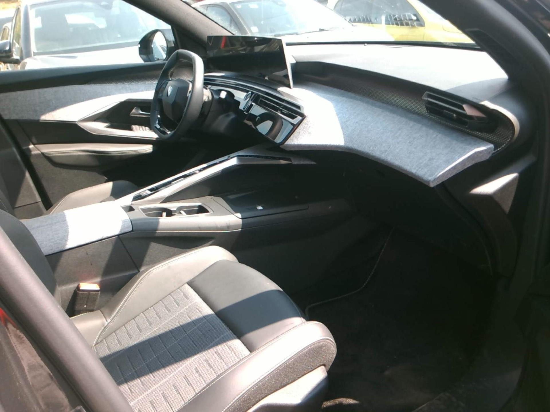 Peugeot 5008 Hybrid 136 e-DCS6 GT 2025