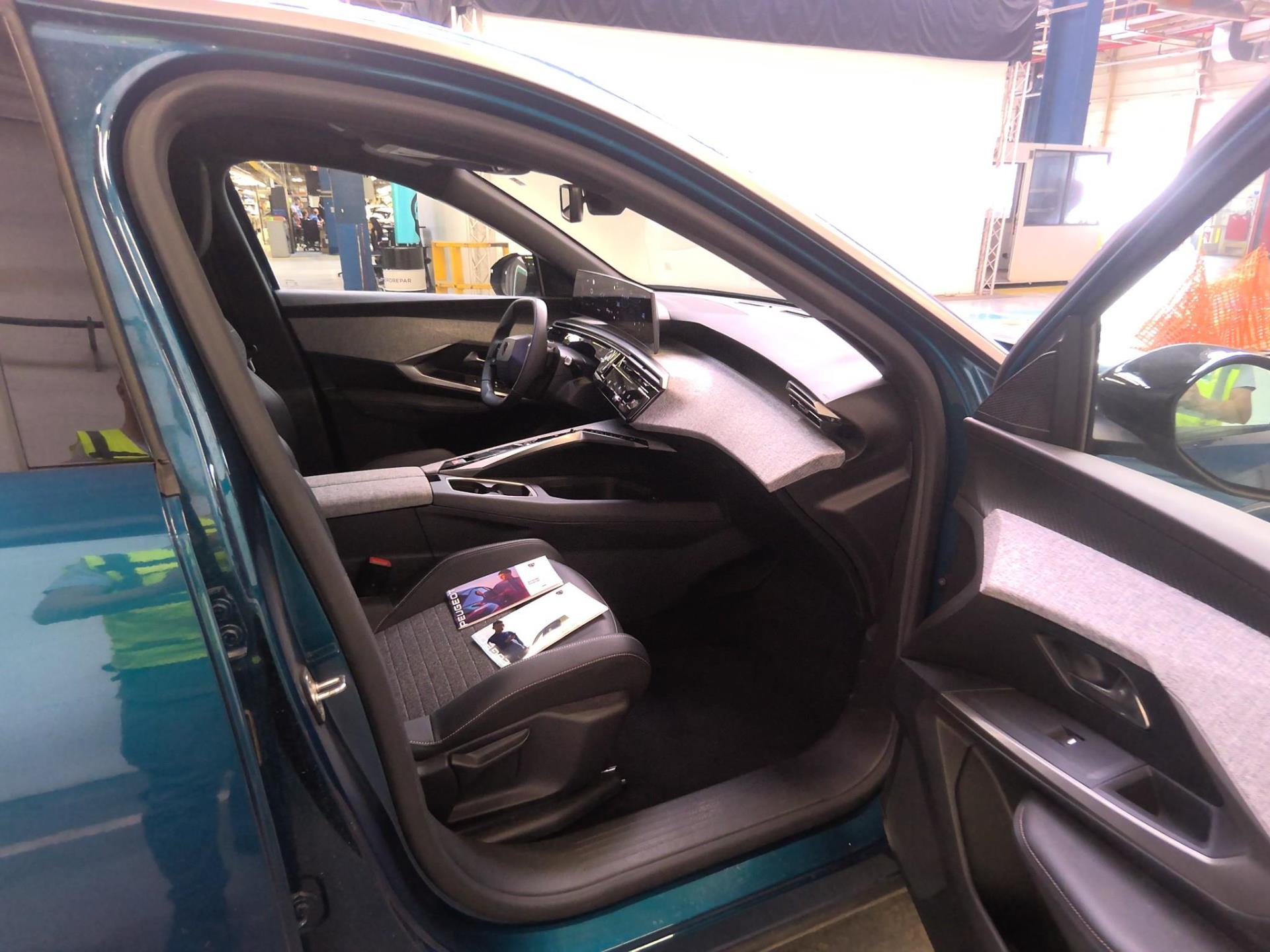 Peugeot 3008 Hybrid 145 e-DCS6 Allure 2025