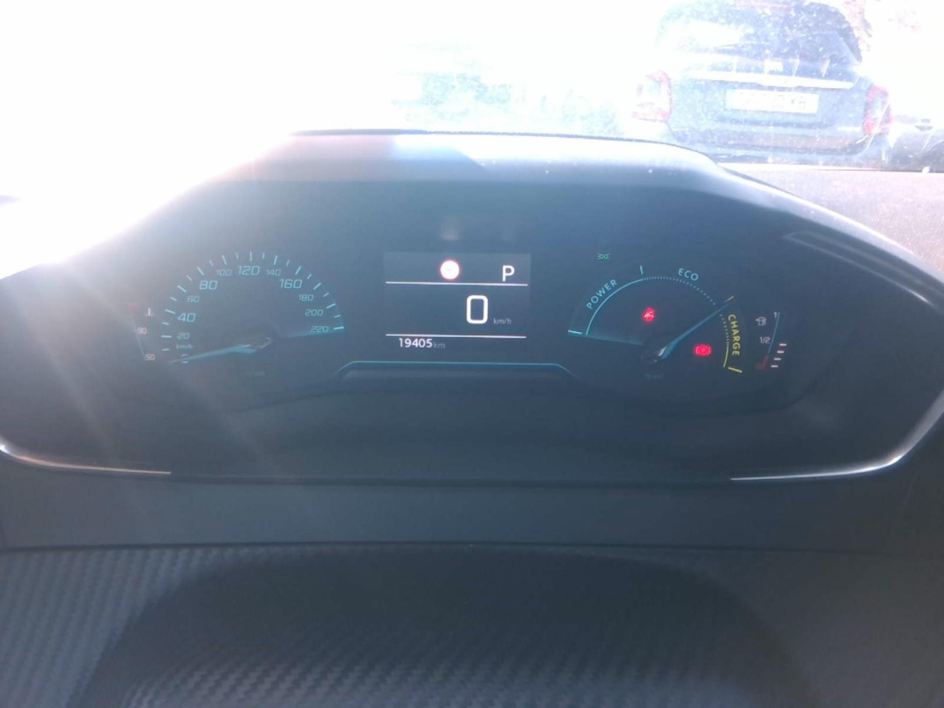 Peugeot 2008 Hybrid 136 e-DCS6 Style 2025