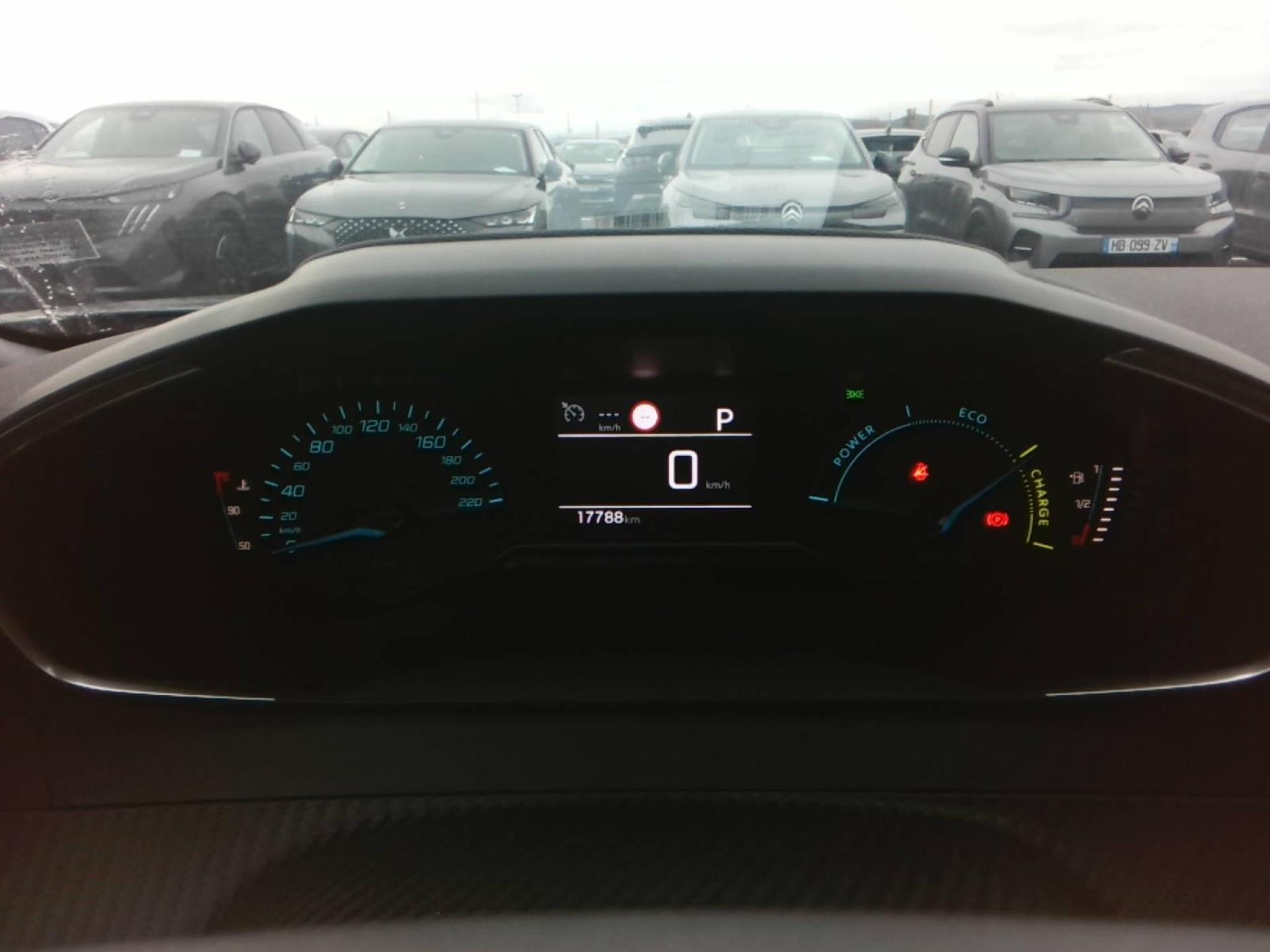 Peugeot 2008 Hybrid 145 e-DCS6 Style 2025