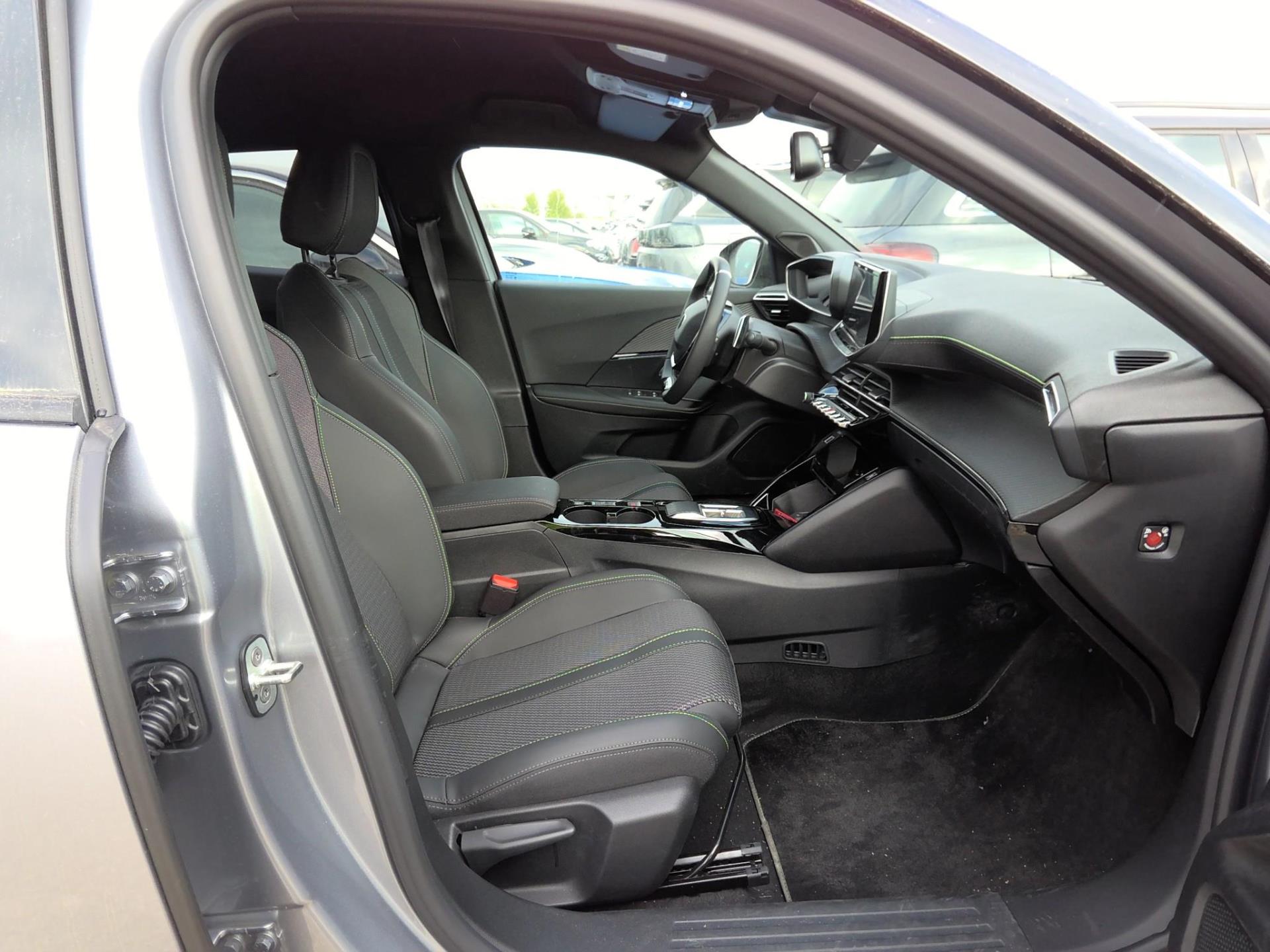 Peugeot 2008 Hybrid 136 e-DCS6 GT 2024