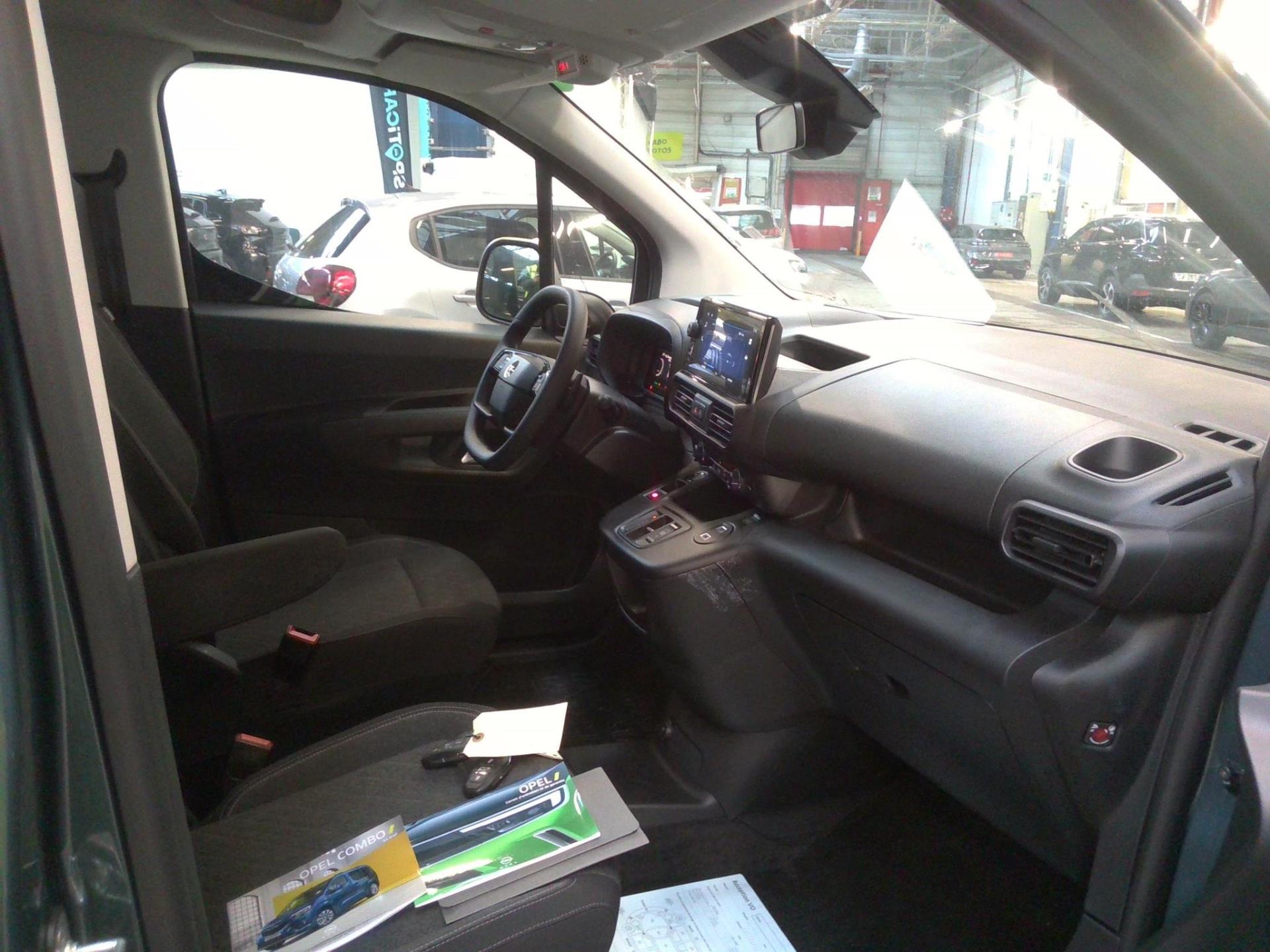 Opel E-Combo Life Taille M 136 ch 100 kW Batterie 54 kWh Elegance 2024