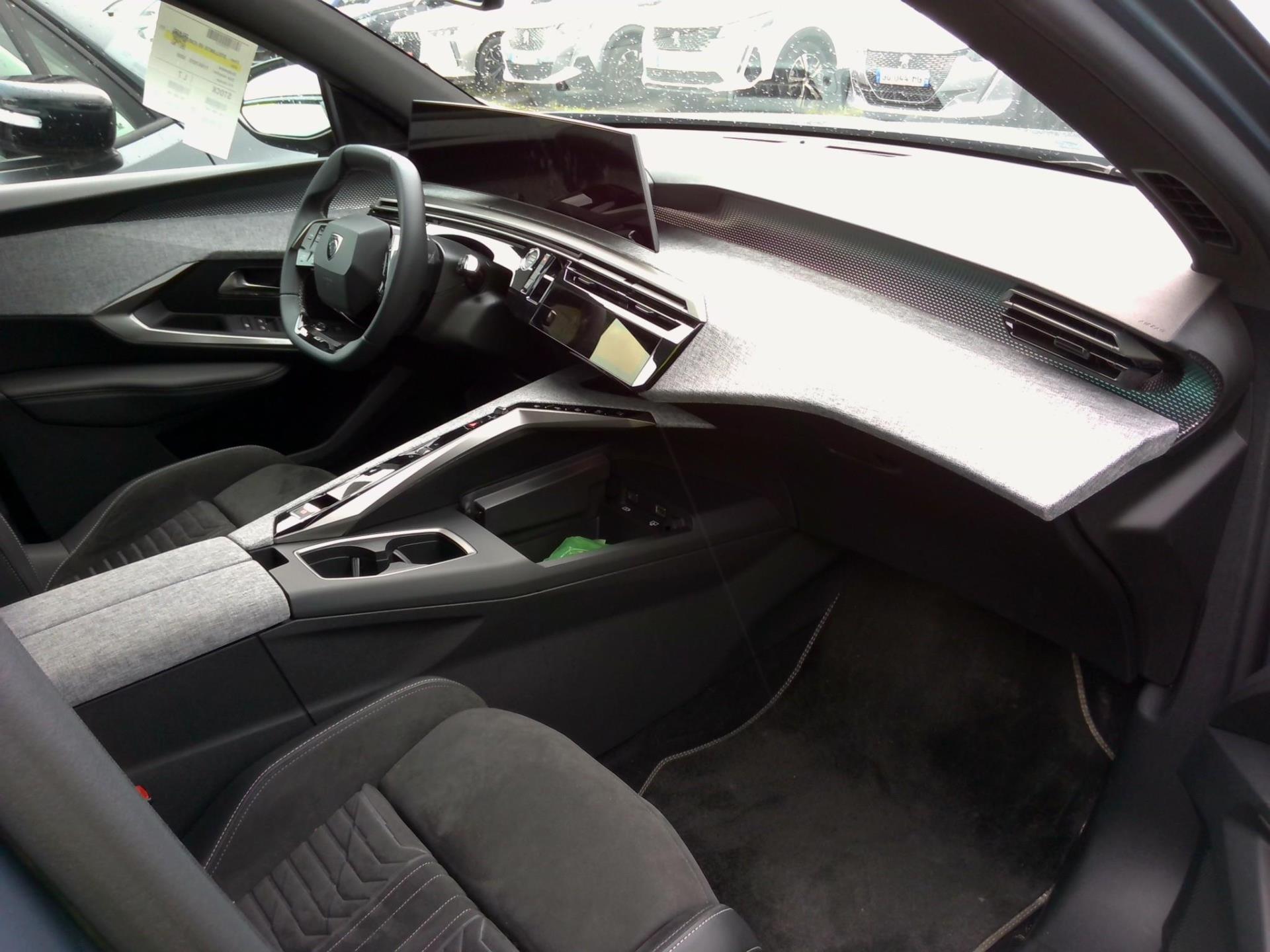 Peugeot 5008 Hybrid 136 e-DCS6 GT 2025