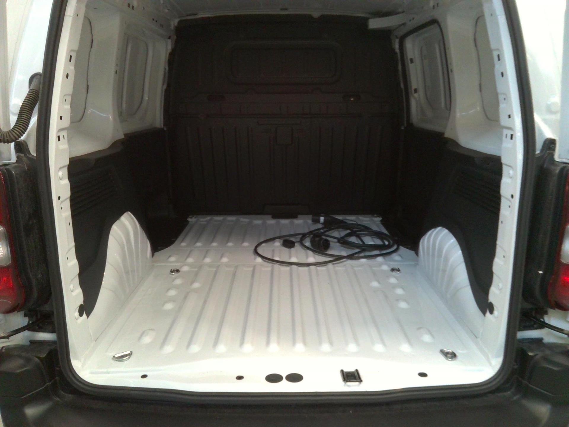 Opel COMBO-E CARGO M 800 KG ELECTRIQUE 100 KW BATTERIE 51 KWH  2024