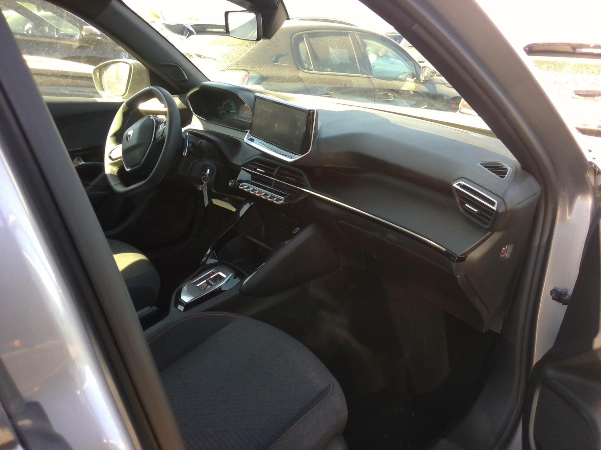 Peugeot 2008 Hybrid 136 e-DCS6 Style 2025