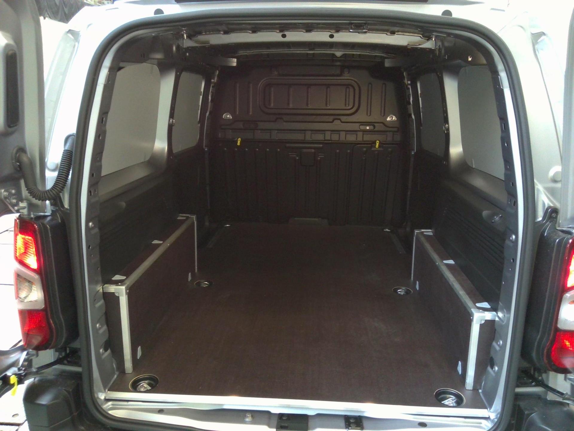 Peugeot E-PARTNER FOURGON XL 700 KG 136 CH BATTERIE 54 KWH  2024
