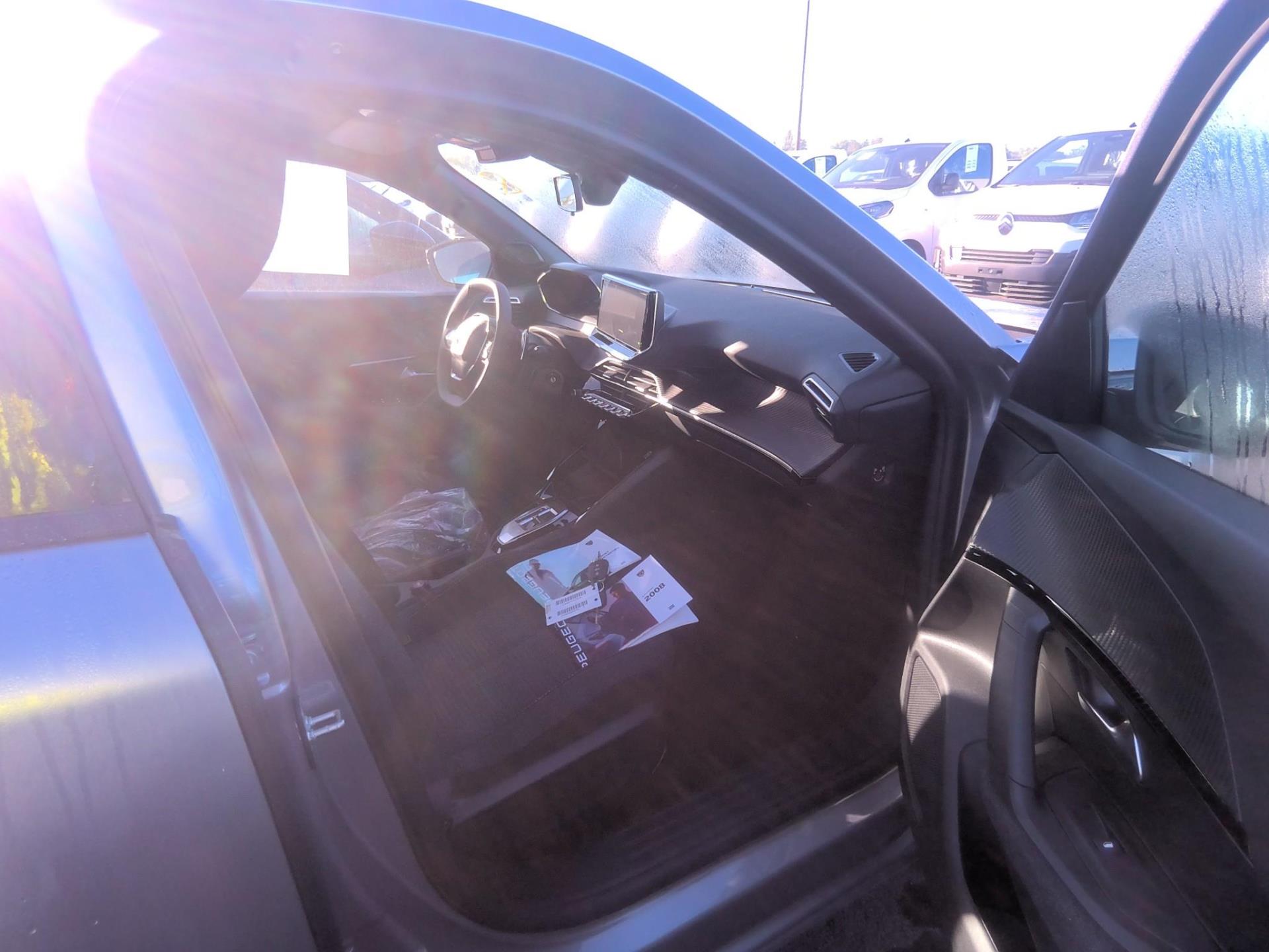 Peugeot 2008 Hybrid 145 e-DCS6 Style 2025