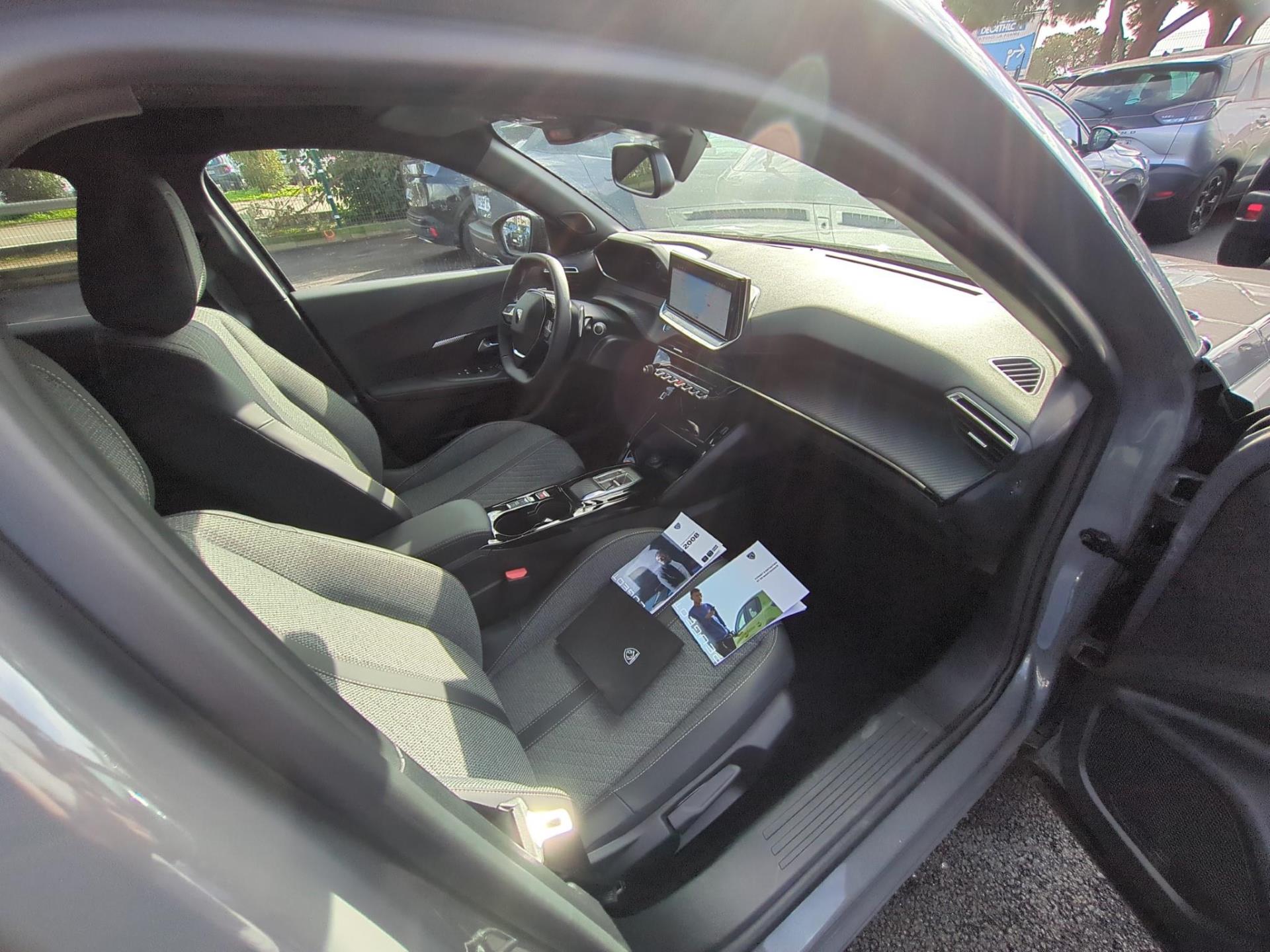 Peugeot 2008 Hybrid 136 e-DCS6 Allure 2024