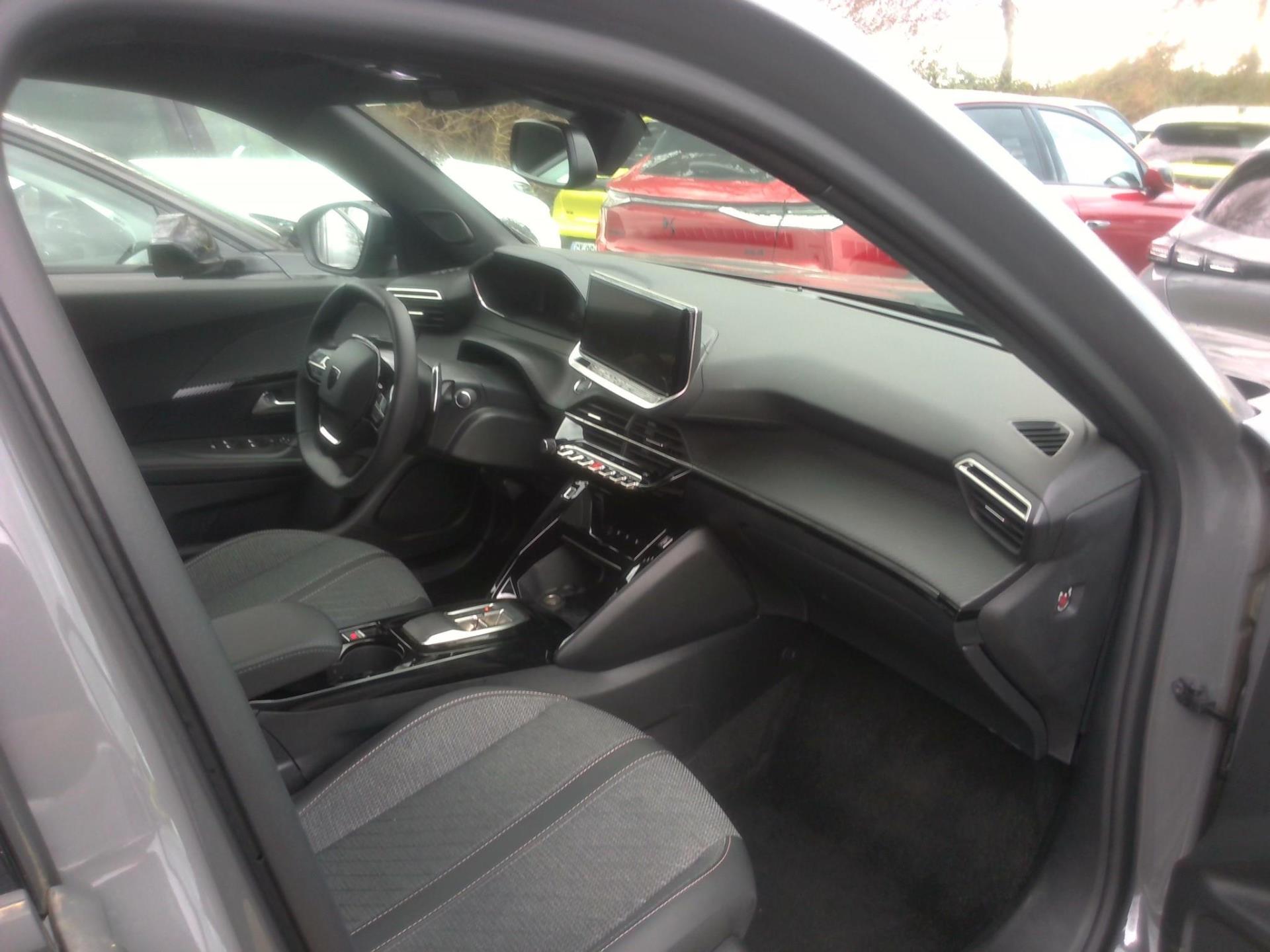 Peugeot 2008 Hybrid 136 e-DCS6 Allure 2024