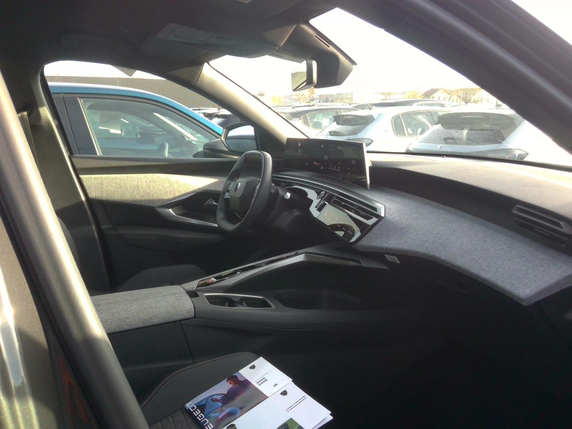 Peugeot 3008 Hybrid 136 e-DCS6 Allure 2025