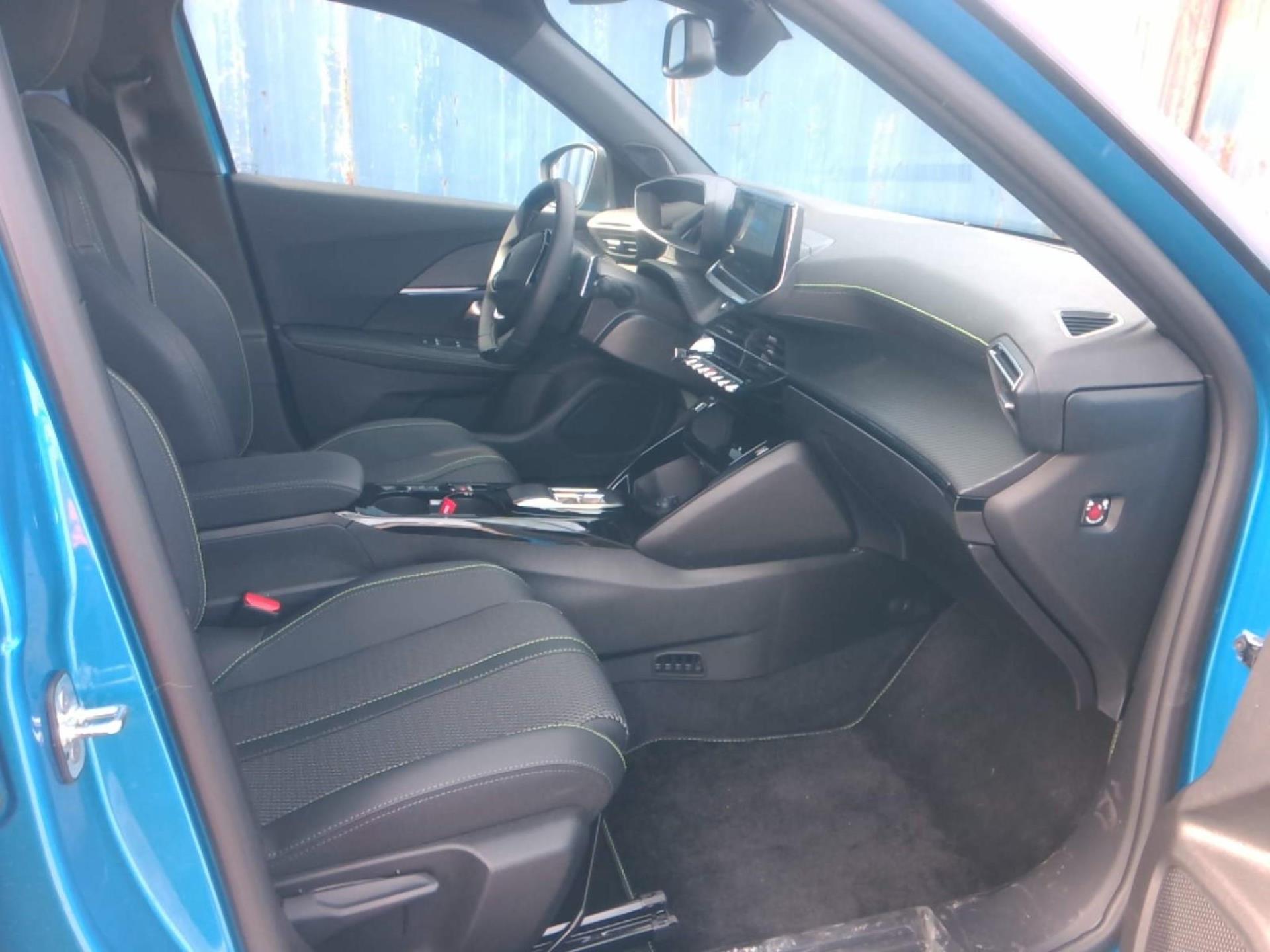 Peugeot 2008 Hybrid 136 e-DCS6 GT 2025