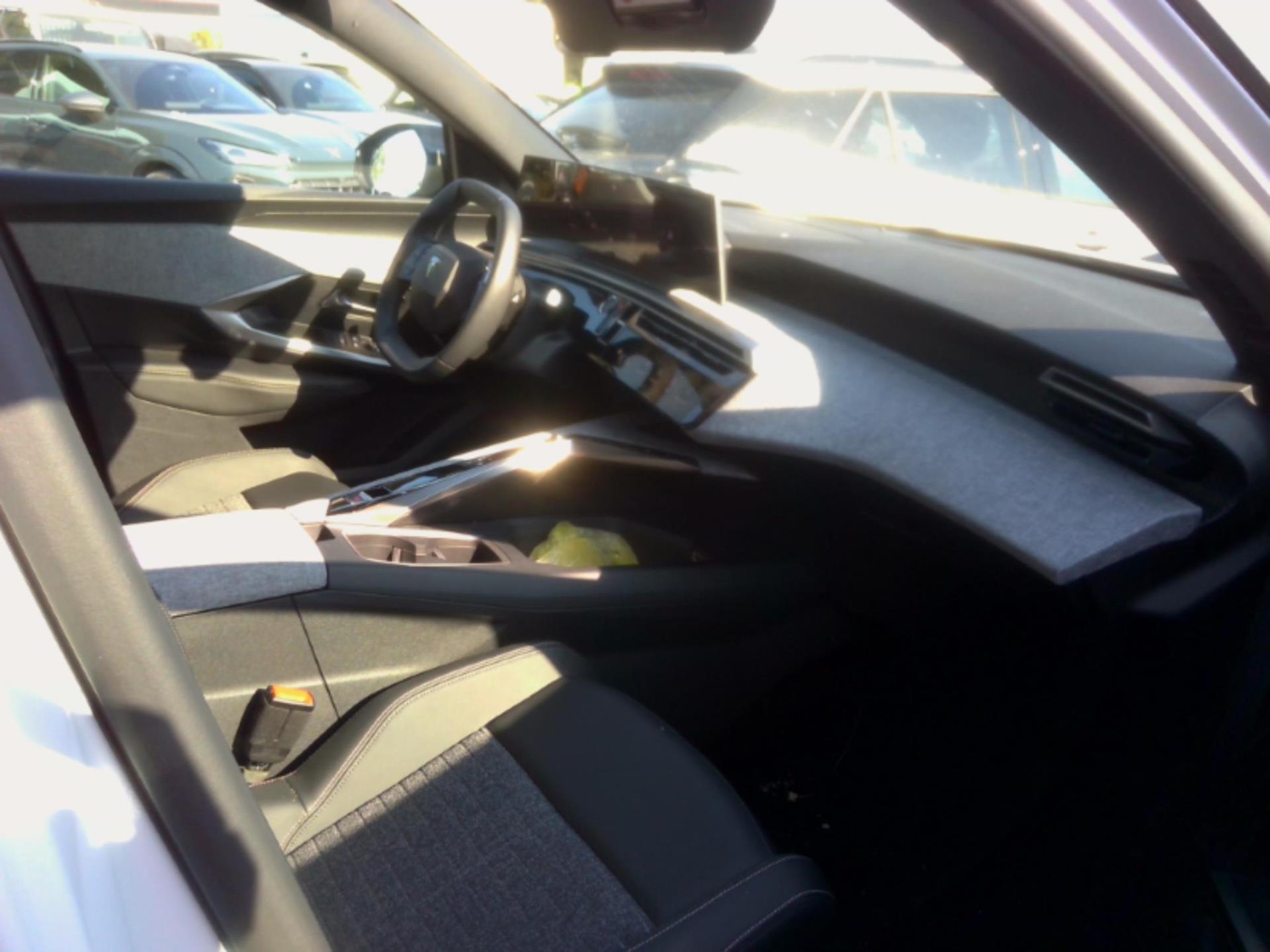 Peugeot 5008 Hybrid 145 e-DCS6 Allure 2025