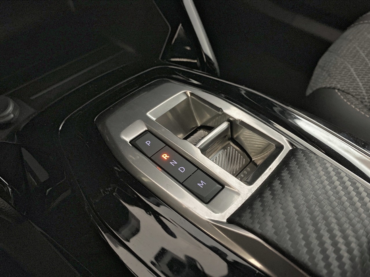 Peugeot 2008 Hybrid 136 e-DCS6 Allure 2024