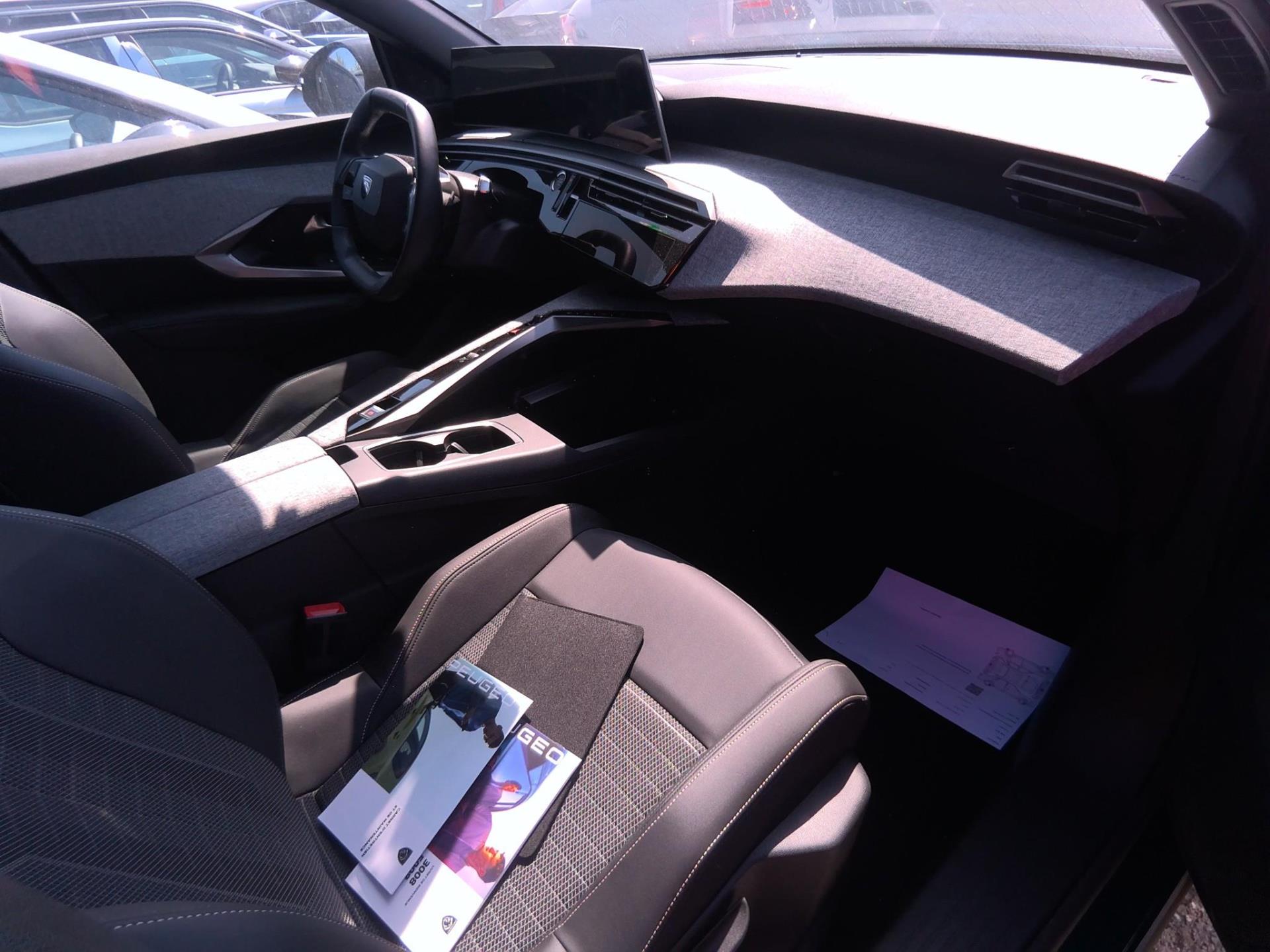 Peugeot 3008 Hybrid 136 e-DCS6 Allure 2024