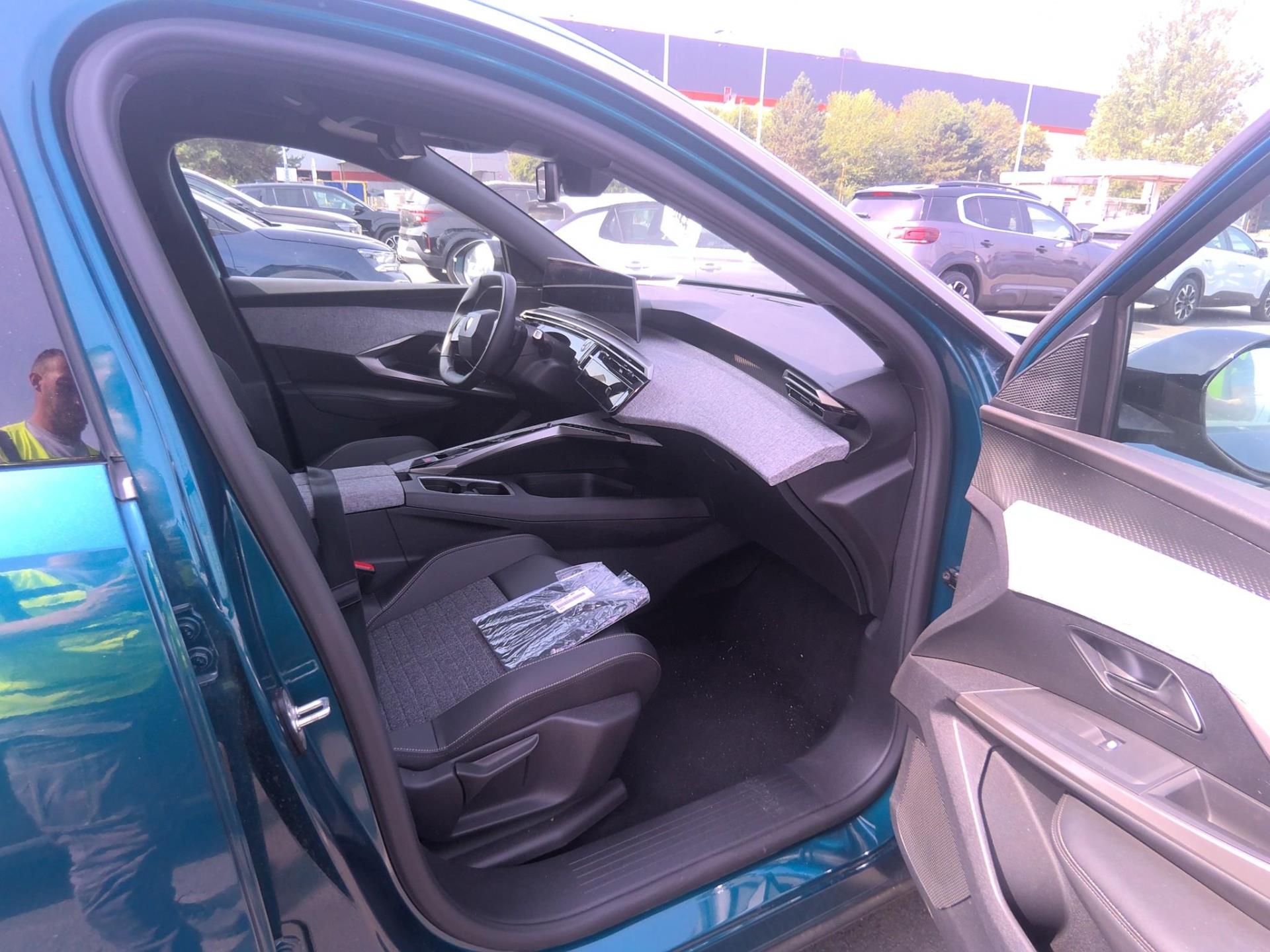 Peugeot 3008 Hybrid 145 e-DCS6 Allure 2025