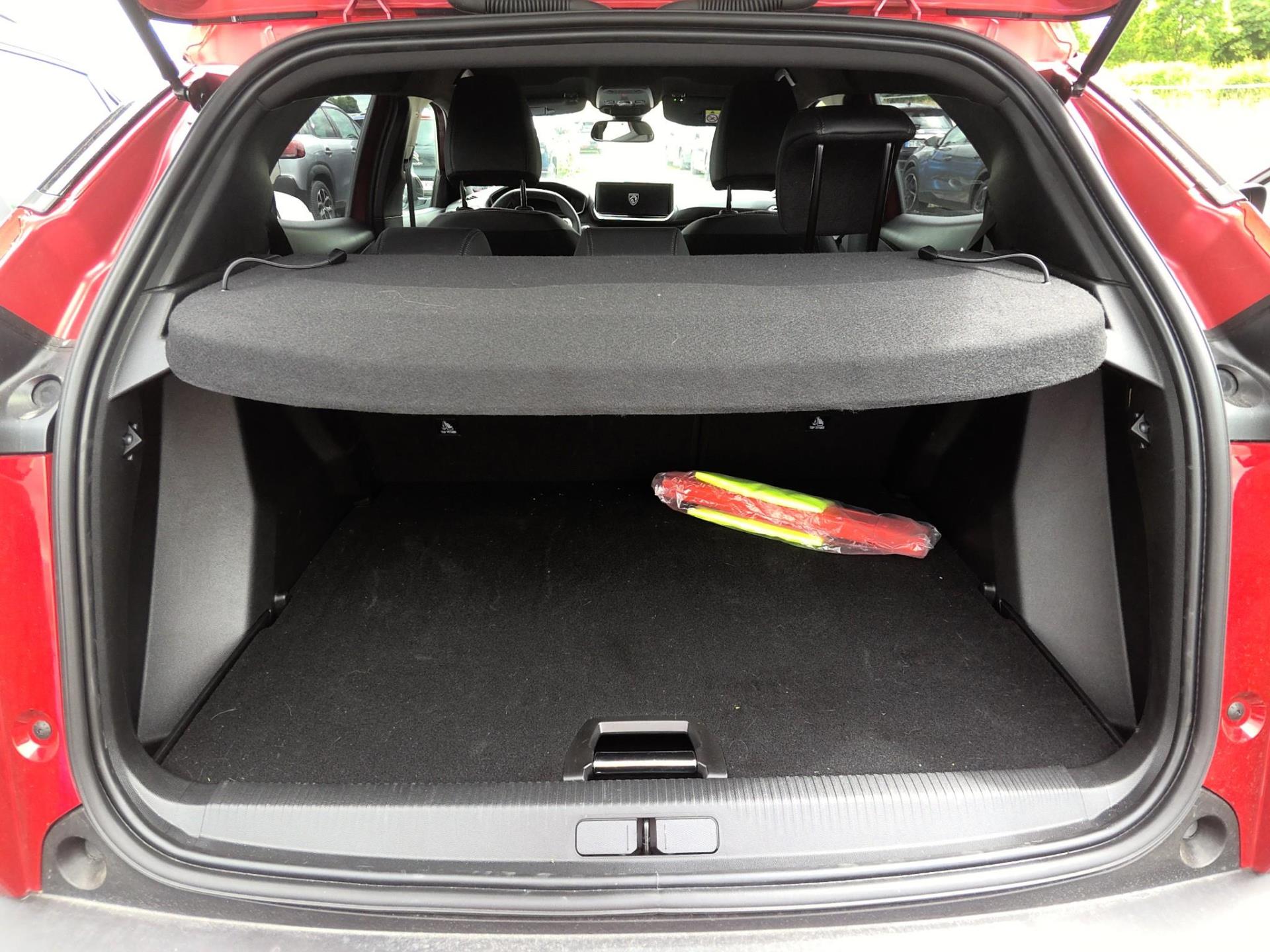 Peugeot 2008 Hybrid 136 e-DCS6 Allure 2025
