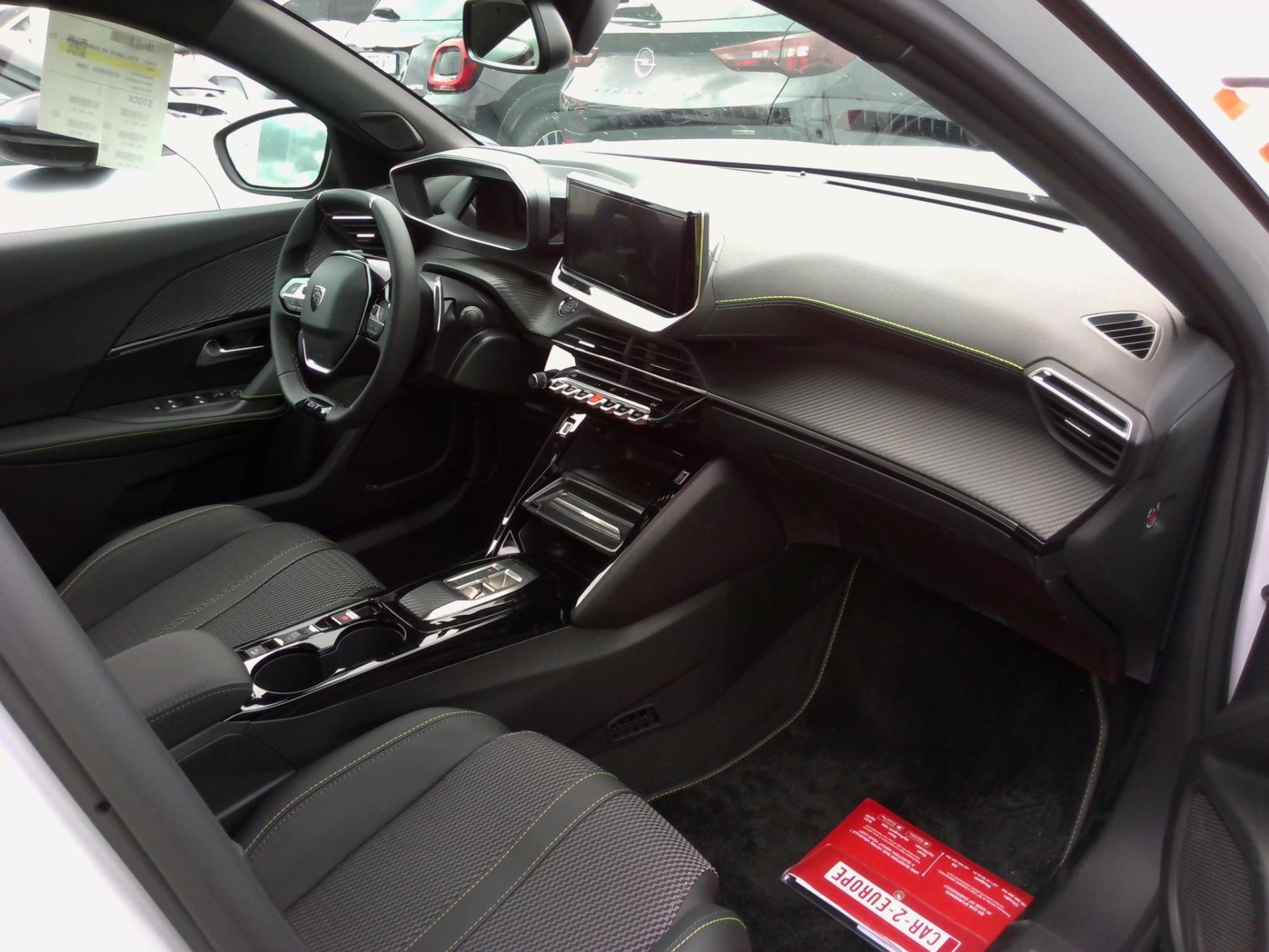 Peugeot 2008 Hybrid 136 e-DCS6 GT 2025