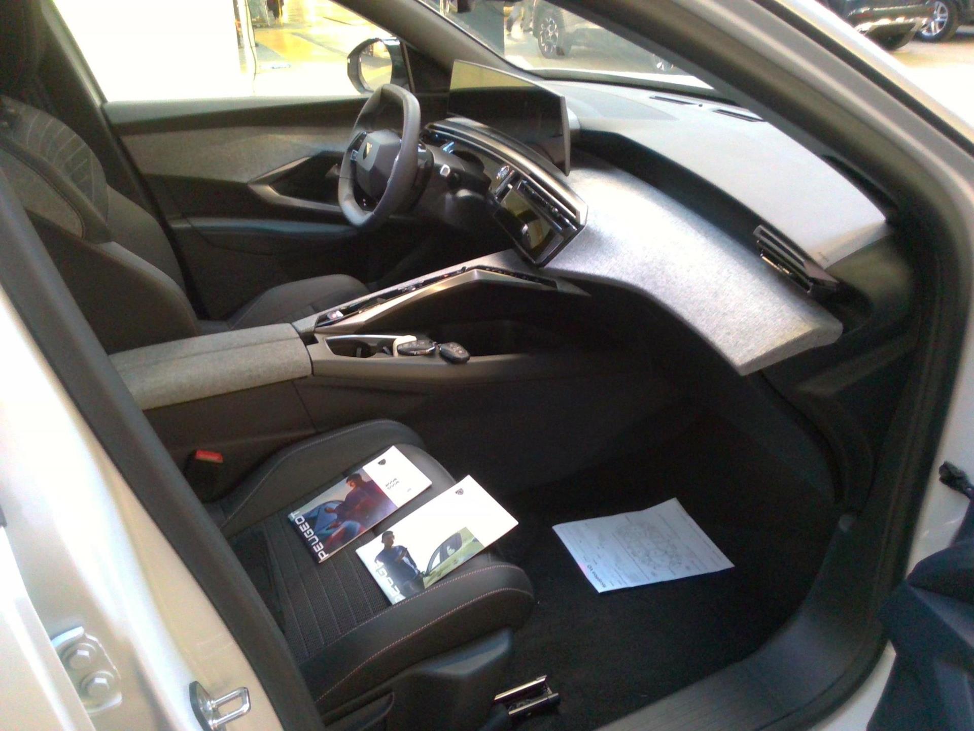 Peugeot 5008 Hybrid 136 e-DCS6 Allure 2024