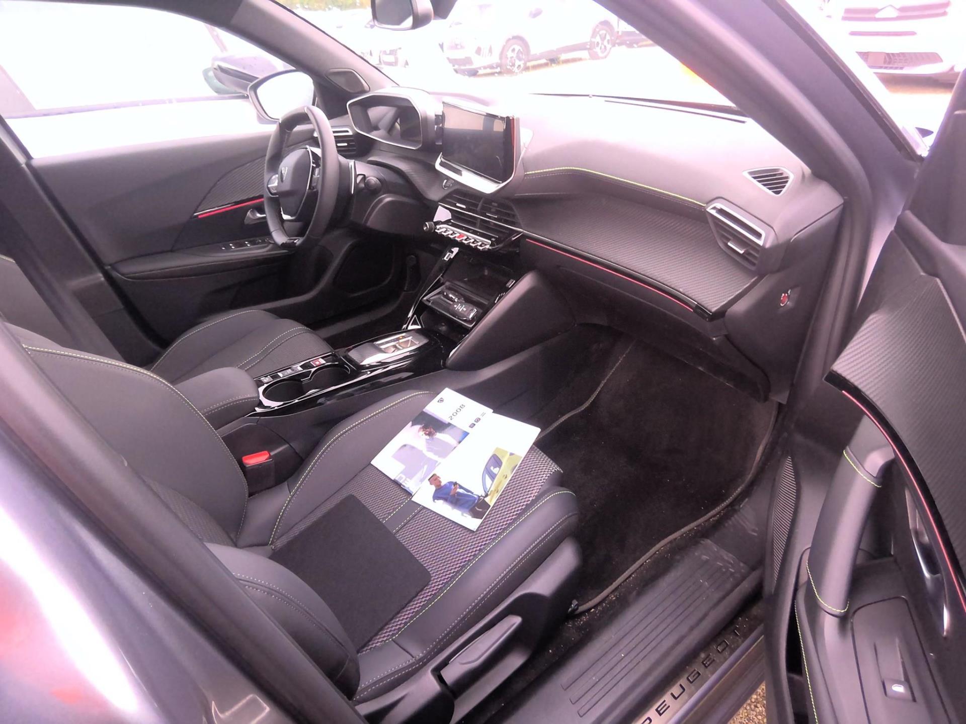 Peugeot 2008 Hybrid 136 e-DCS6 GT 2025