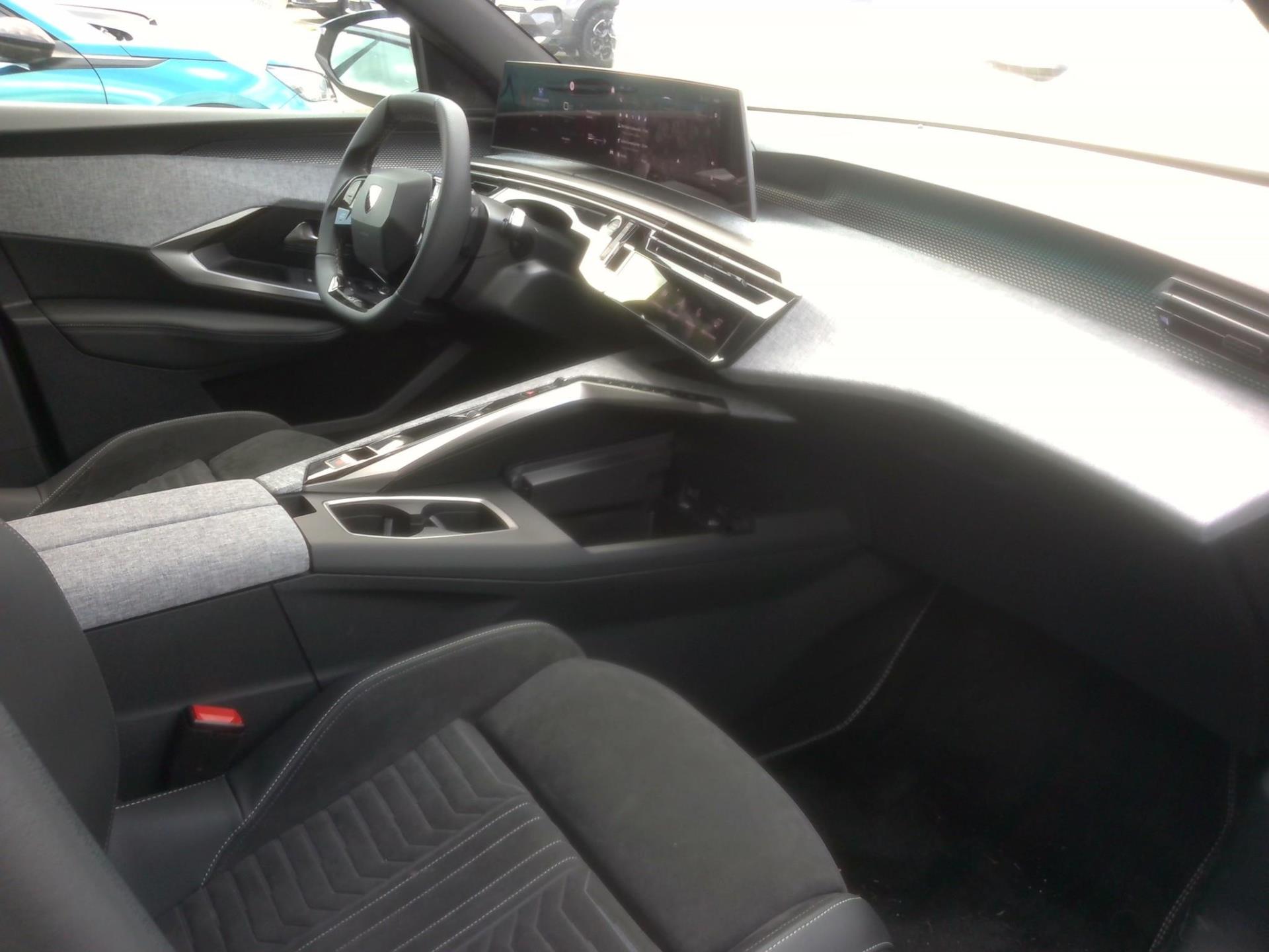 Peugeot 5008 Hybrid 145 e-DCS6 GT 2025