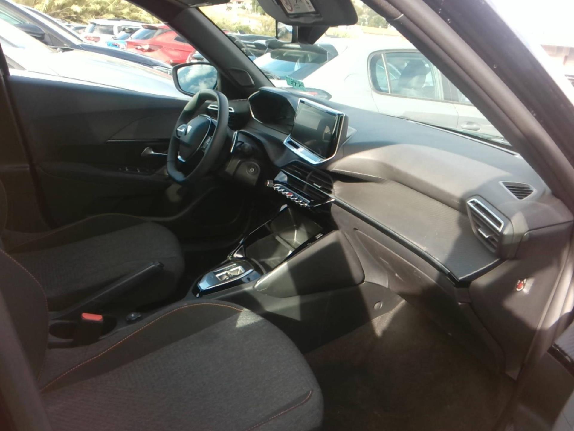 Peugeot 2008 Hybrid 136 e-DCS6 Style 2025